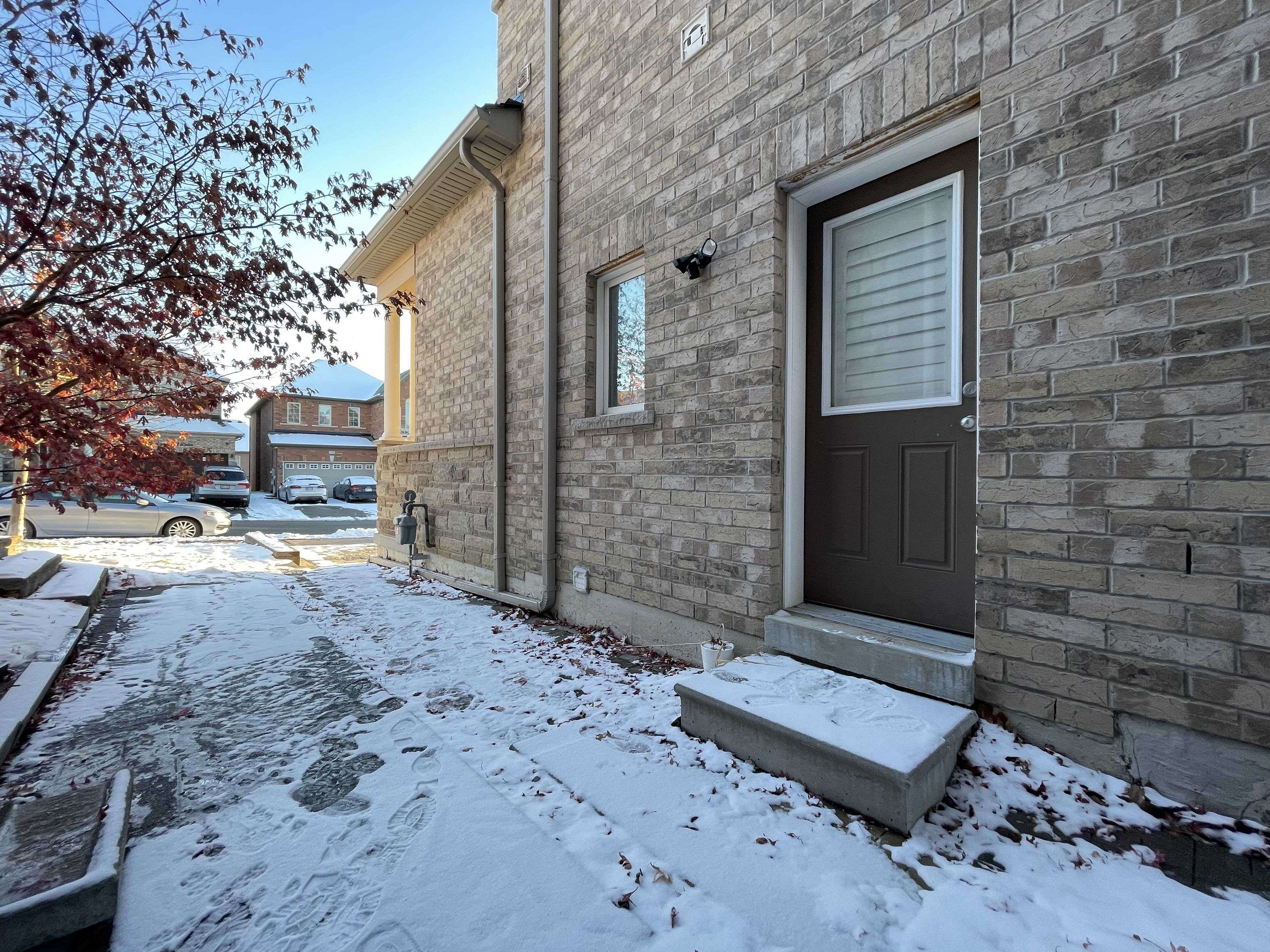 Newmarket, ON L3X 3L1,233 Aspenwood DR #Lower Level
