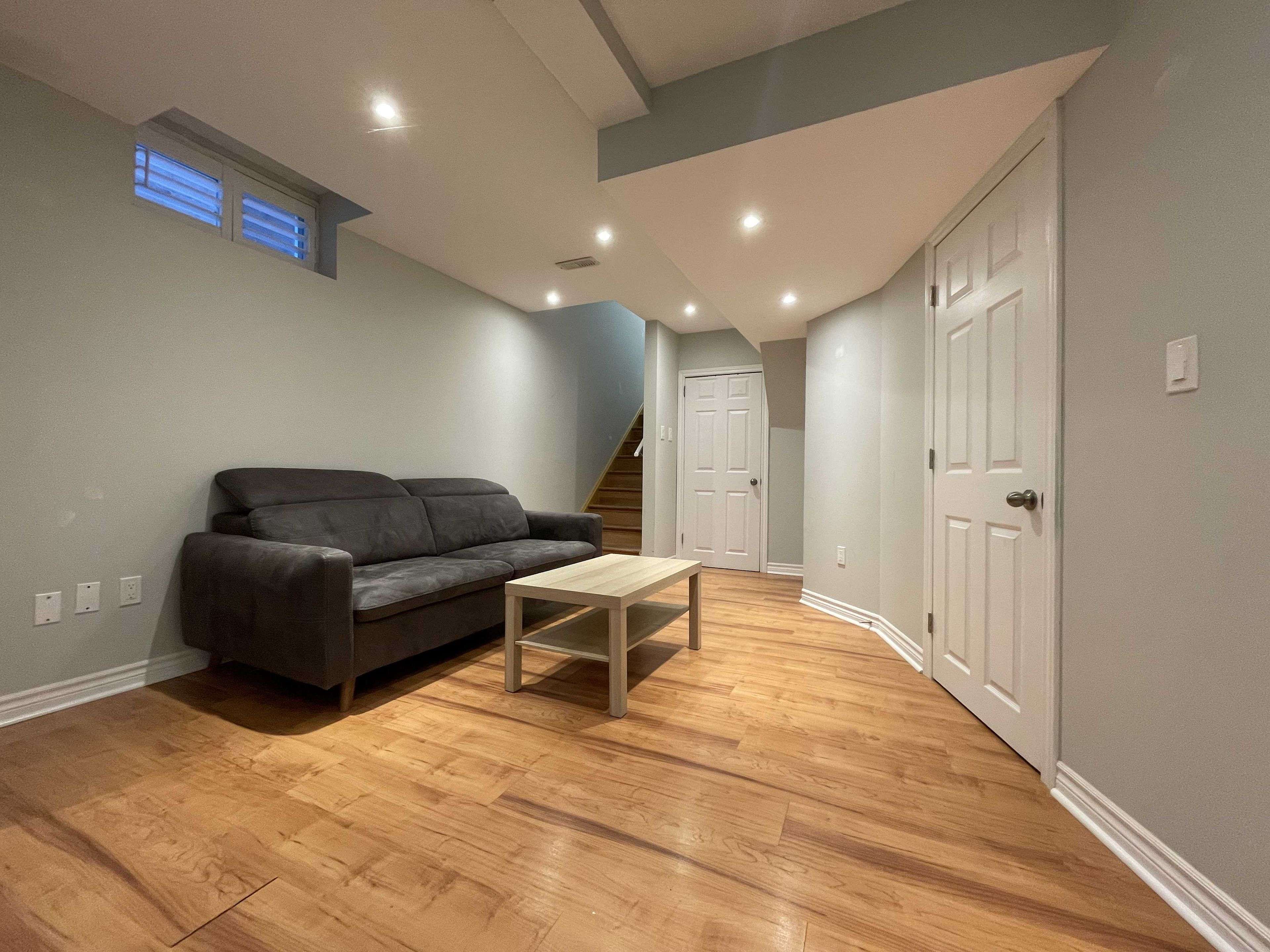 Newmarket, ON L3X 3L1,233 Aspenwood DR #Lower Level