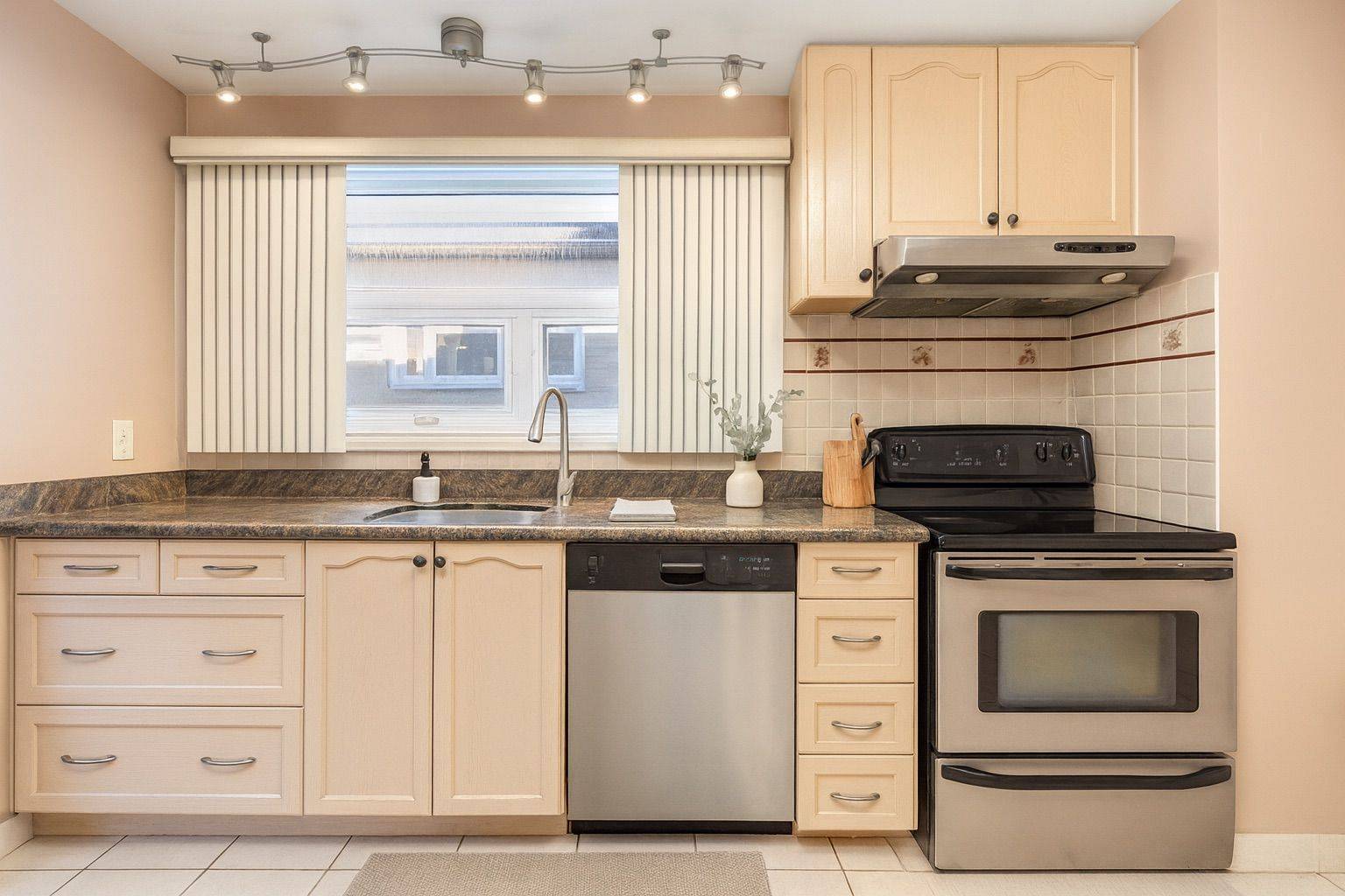 Toronto W10, ON M9W 2W8,5 Henley CRES