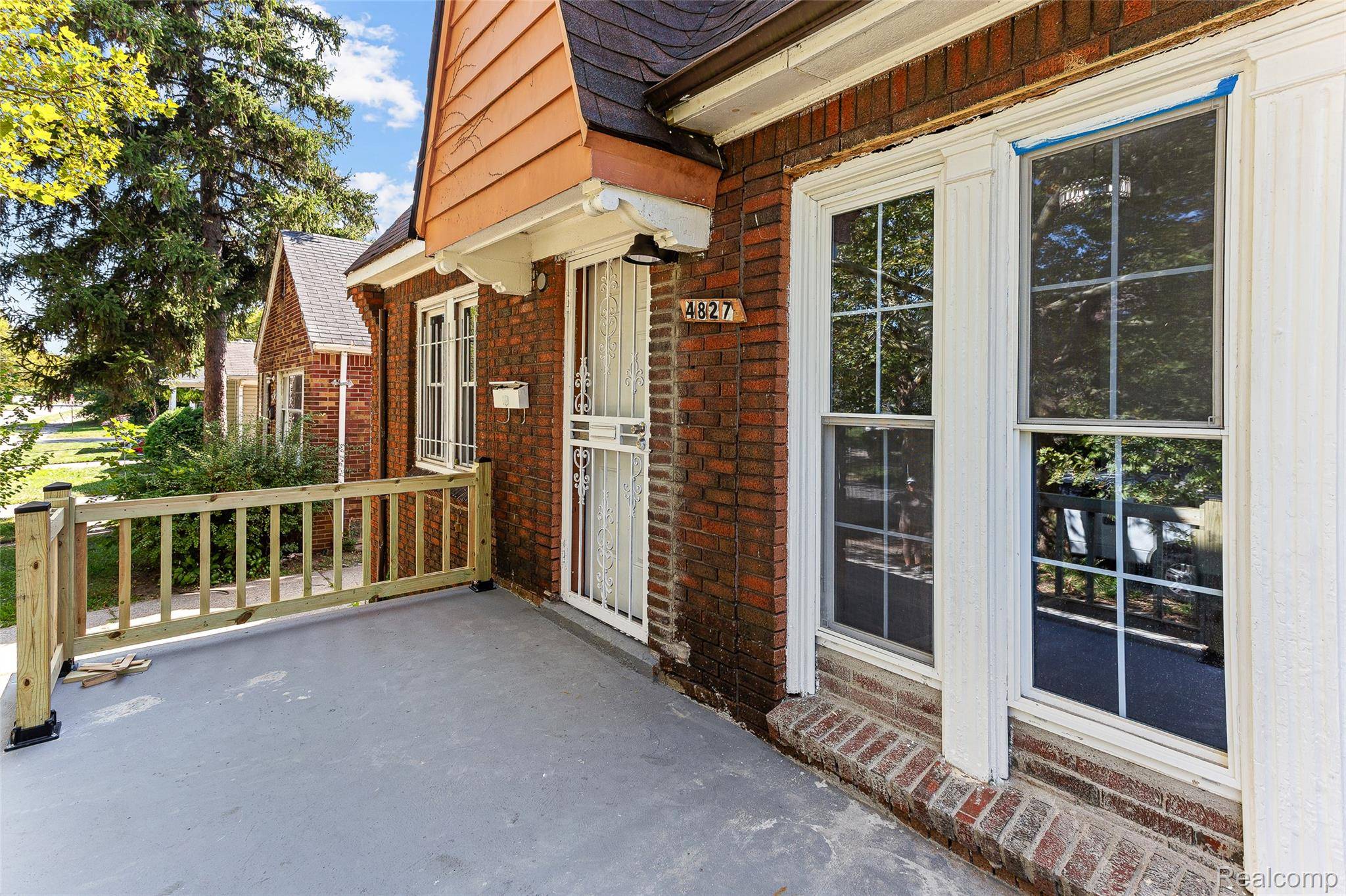 Detroit, MI 48215,4827 Gray