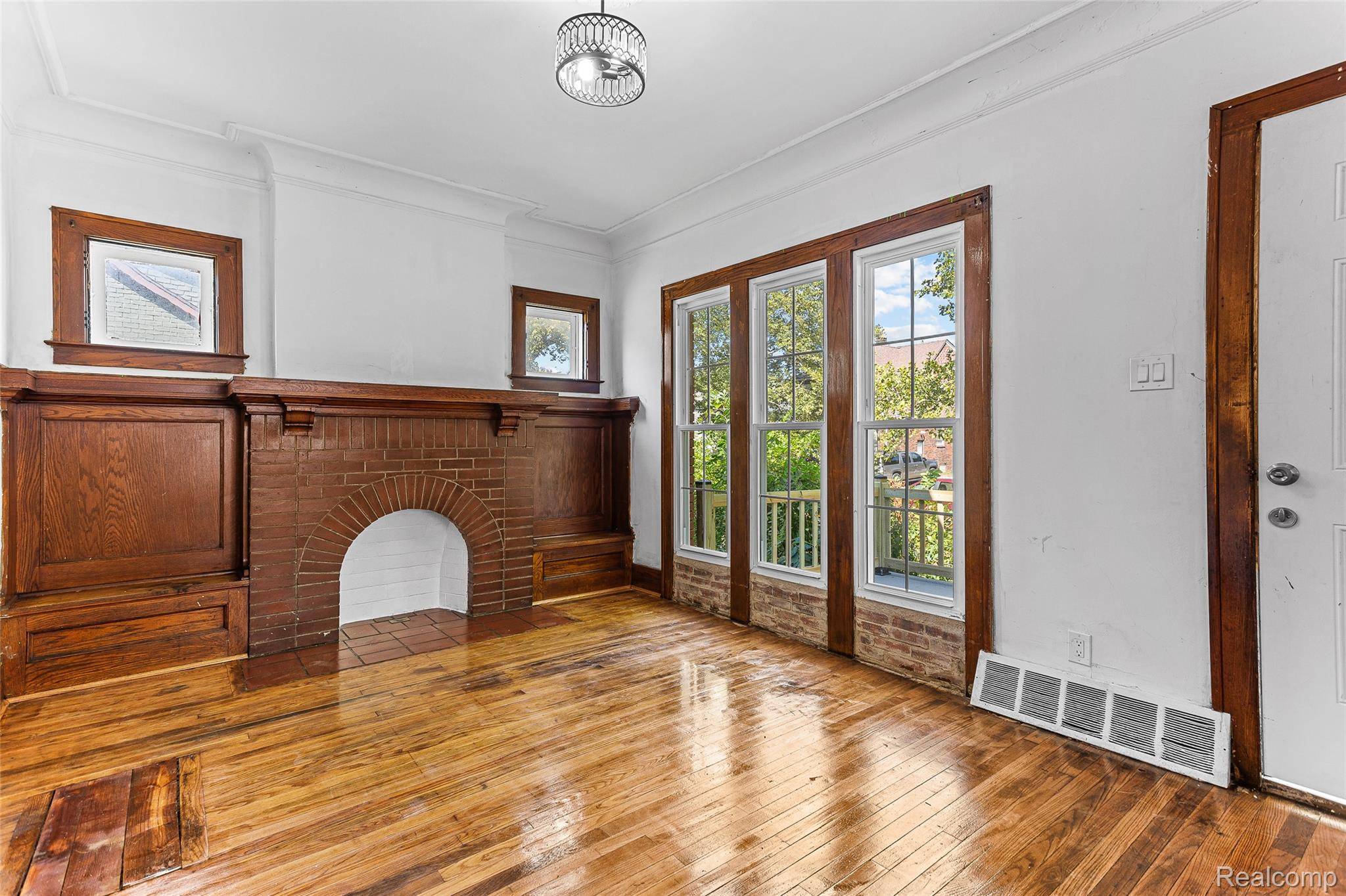 Detroit, MI 48215,4827 Gray