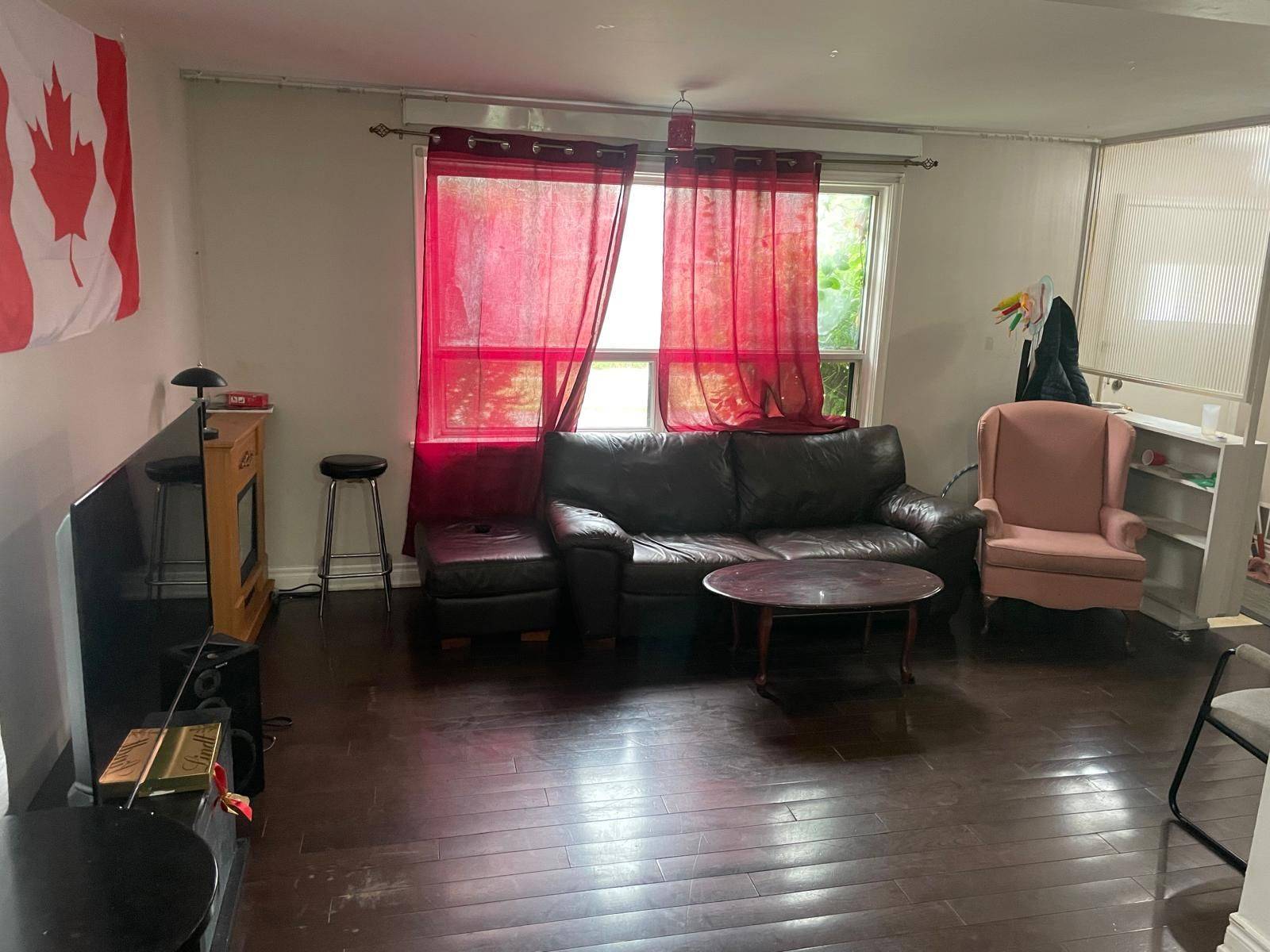 Toronto E04, ON M1P 1P9,54 Vauxhall DR #Main