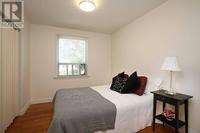 Toronto E04, ON M1P 1P9,54 Vauxhall DR #Main