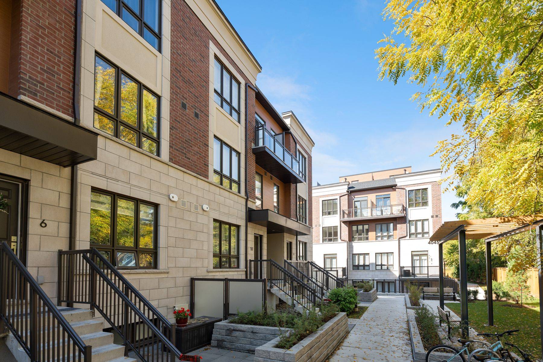 Mississauga, ON L4W 1L1,4025 Hickory DR #15