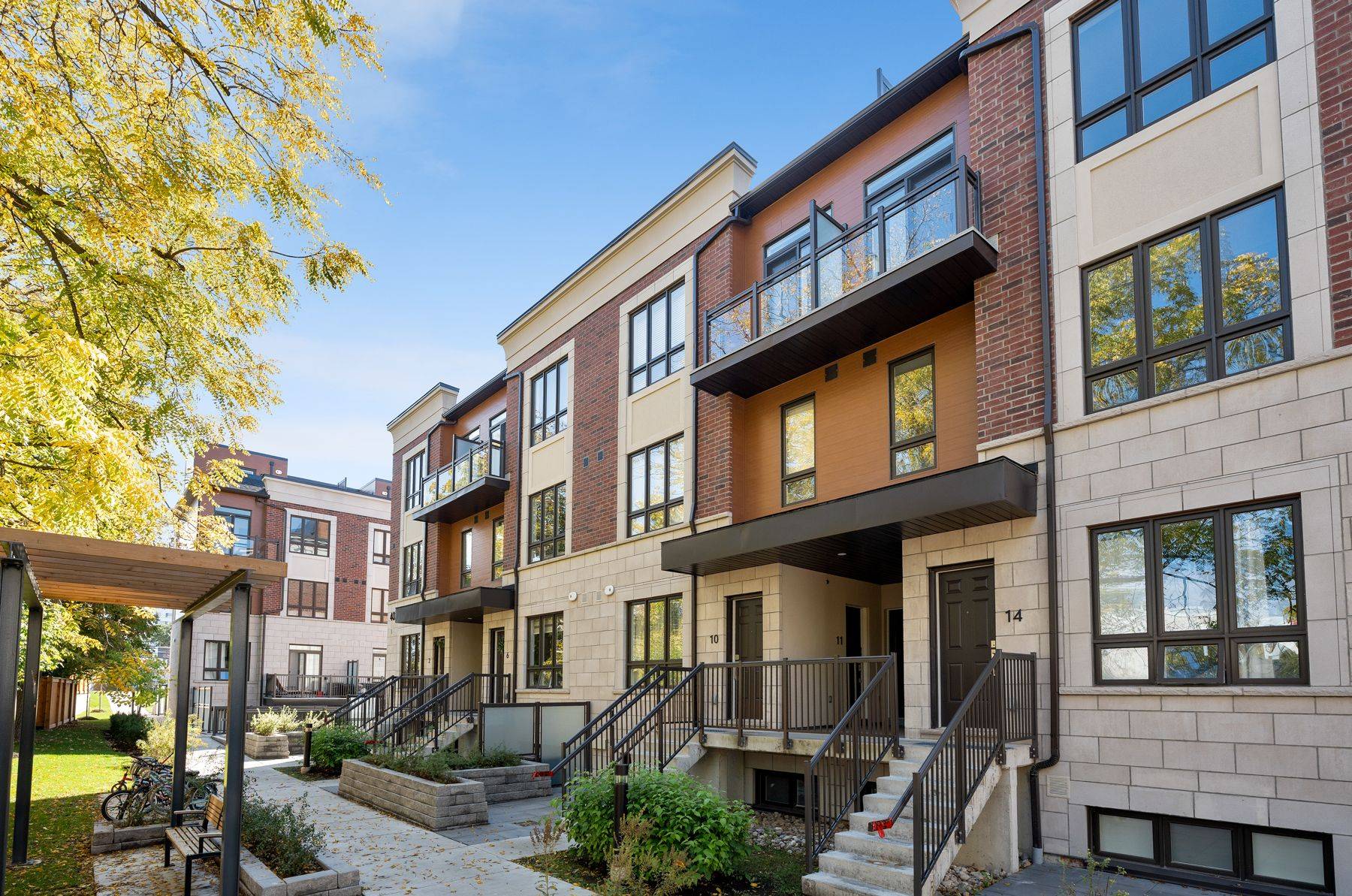 Mississauga, ON L4W 1L1,4025 Hickory DR #15