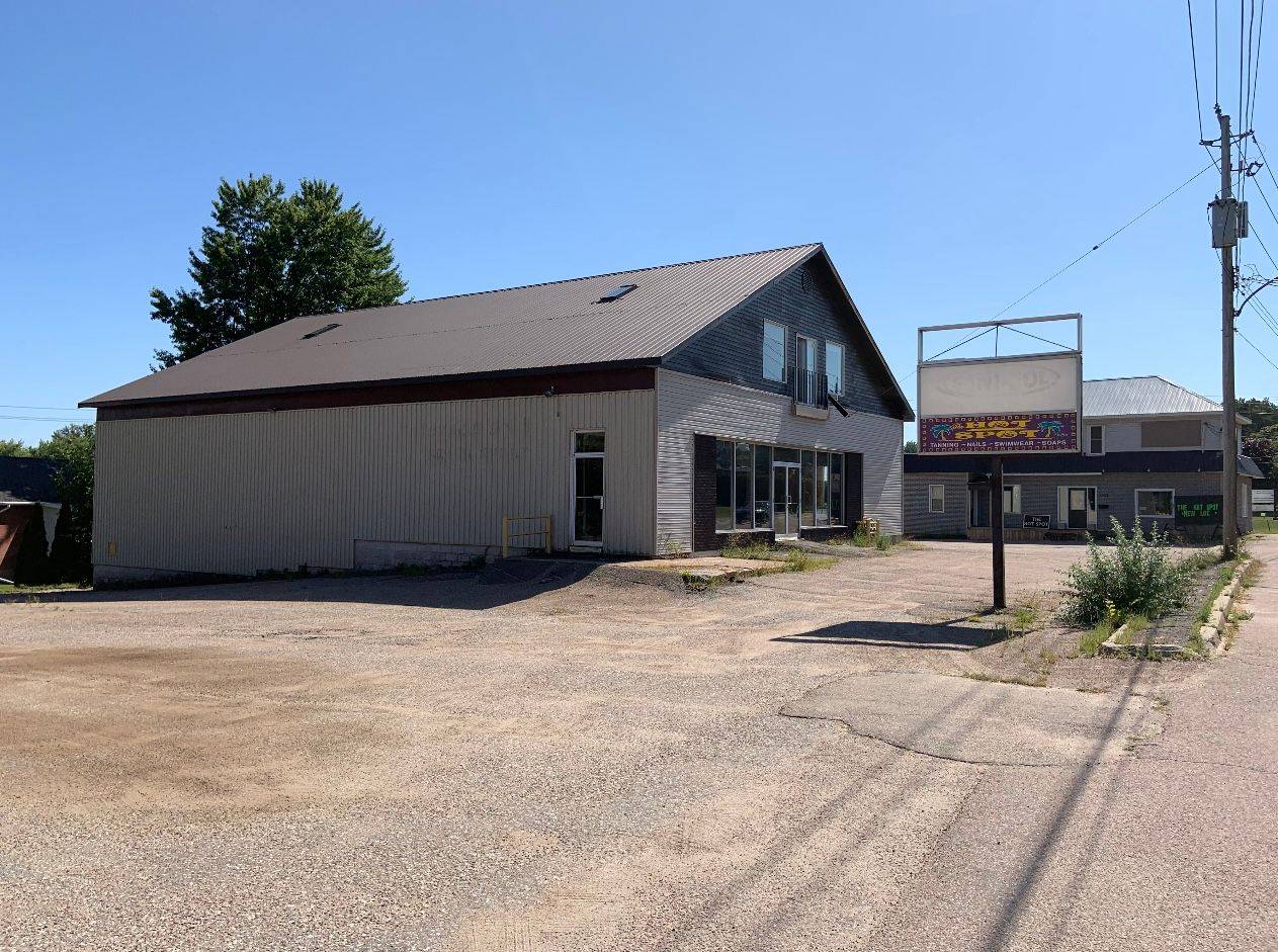 Pembroke, ON K8A 5R3,1043 Pembroke ST W