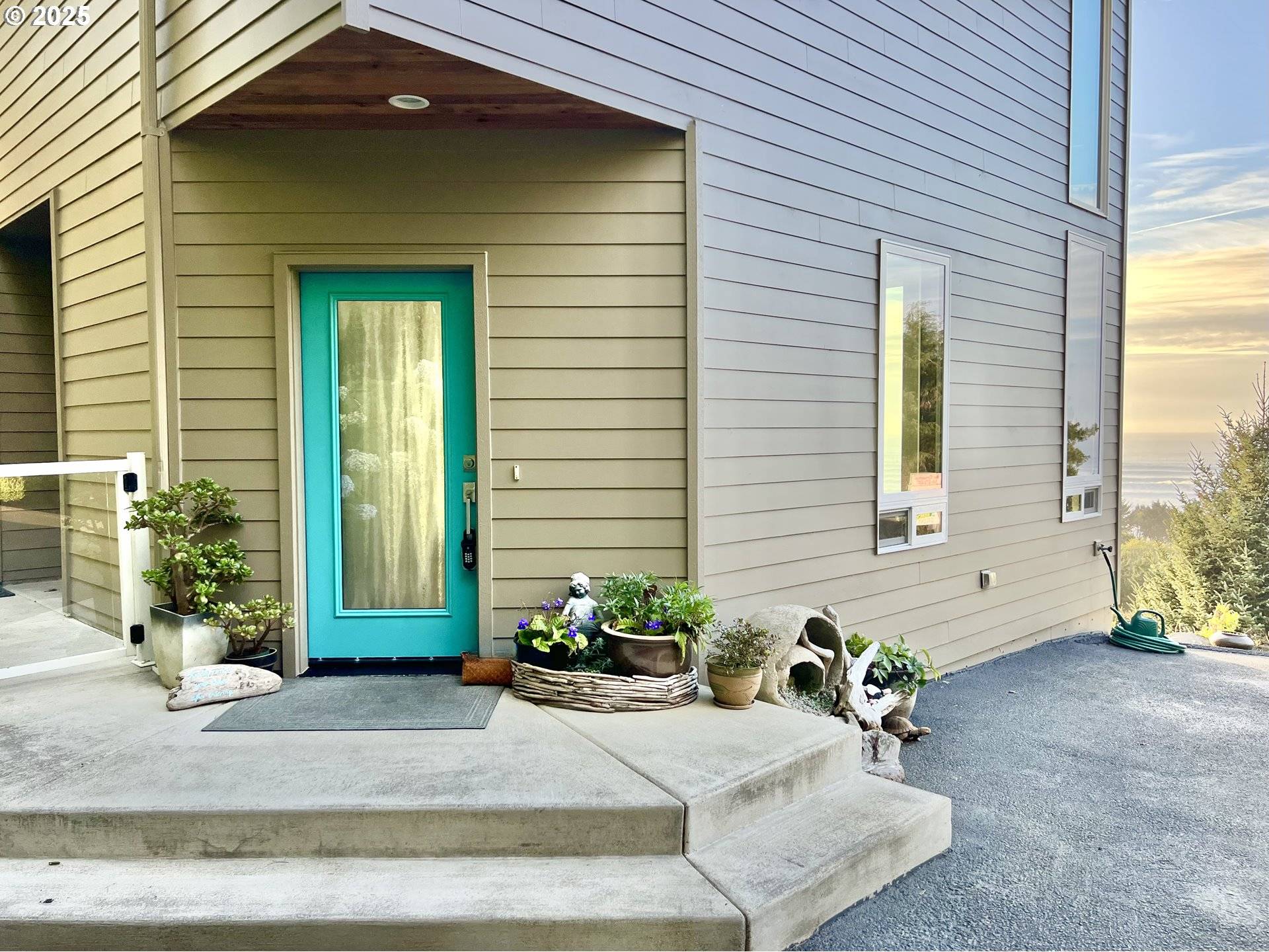 Yachats, OR 97498,121 GREENHILL DR