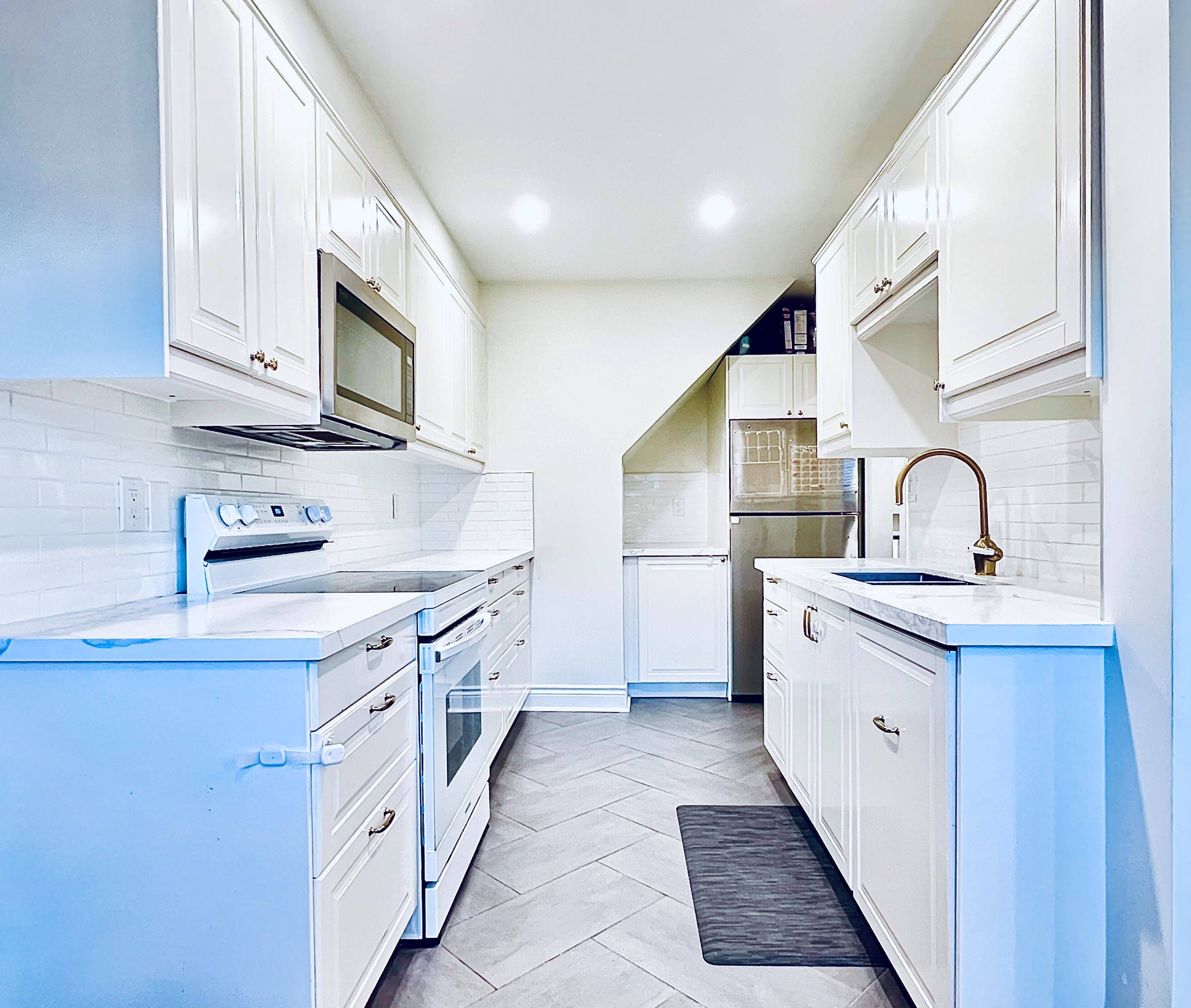 Mississauga, ON L5H 4K4,1084 Queen ST W #32B