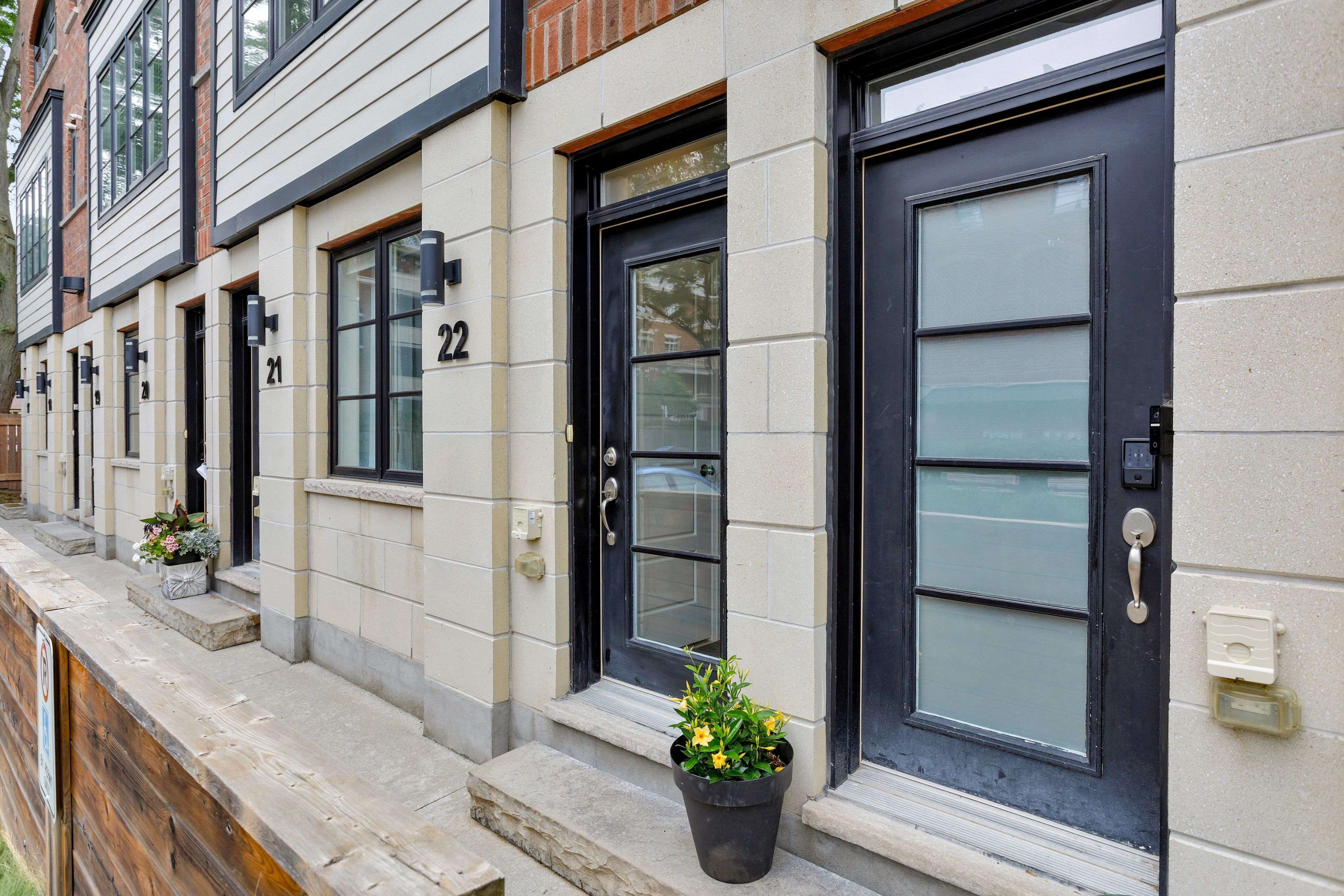 Burlington, ON L7T 2C9,405 Plains RD E #22