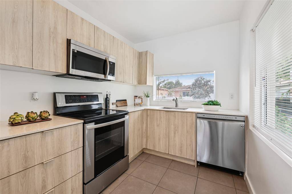 Hollywood, FL 33020,2206 Simms St