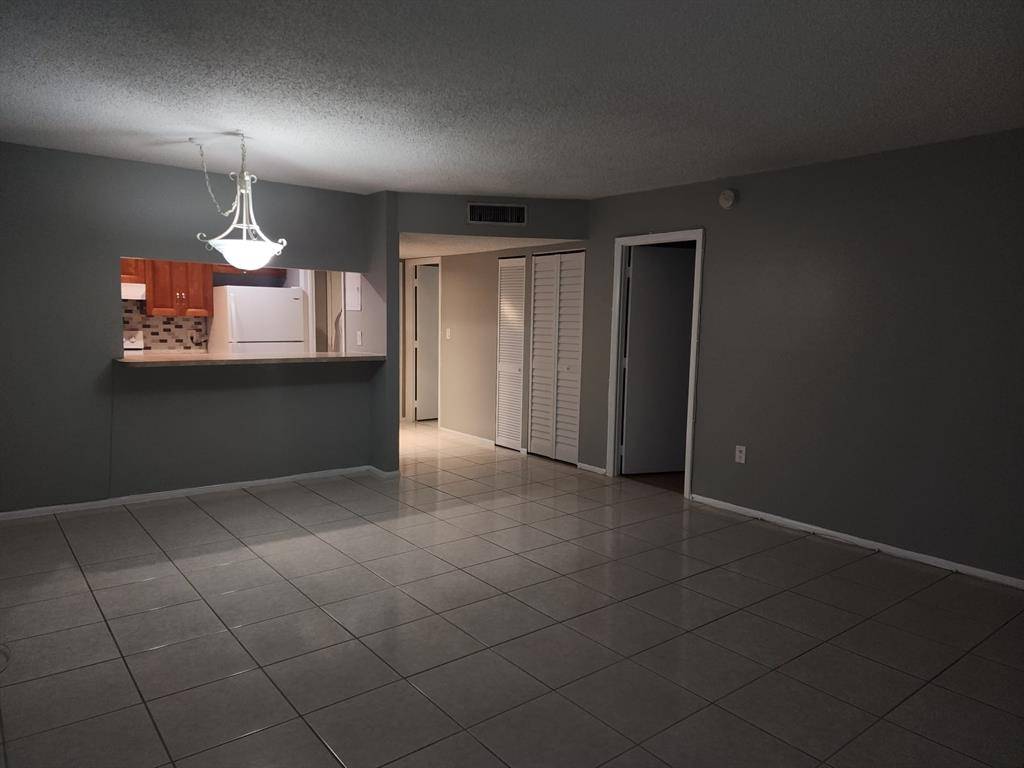 Lauderhill, FL 33319,4174 Inverrary Dr #811