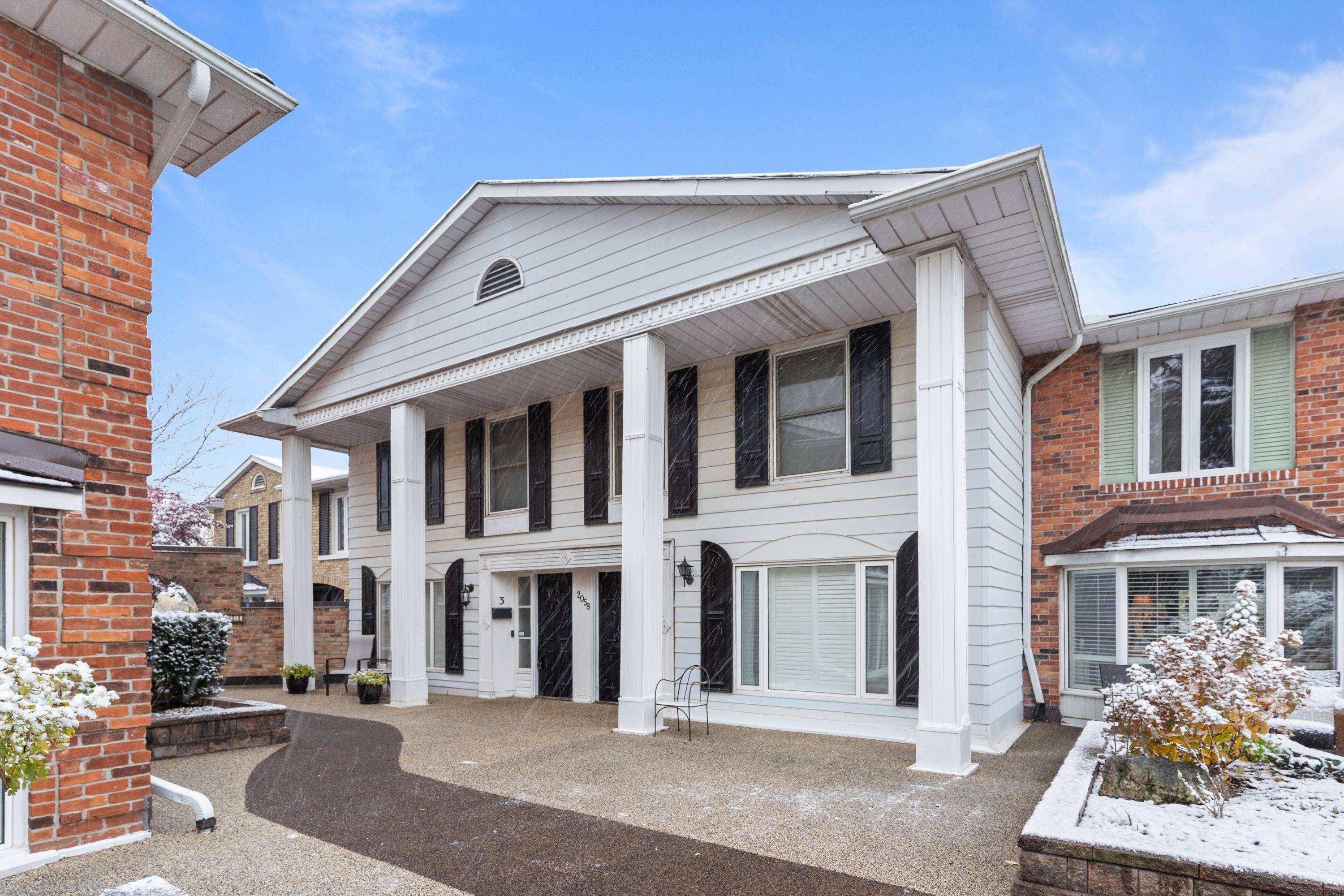 Burlington, ON L7P 3A6,2058 Brant ST #3