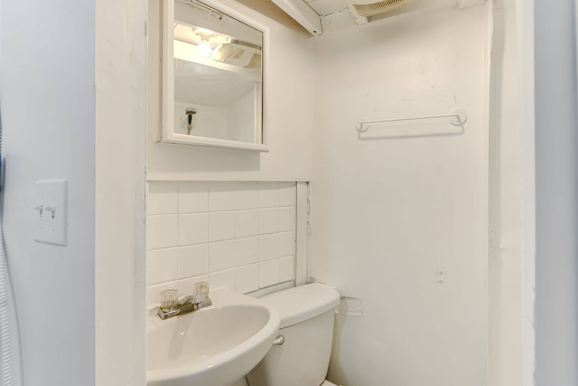 Toronto W02, ON M6P 1Z5,3042 Dundas ST W #BACK