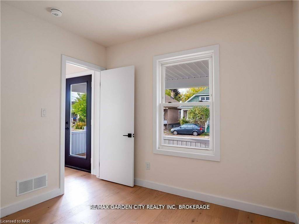 St. Catharines, ON L2R 1Y1,98 PLEASANT AVE