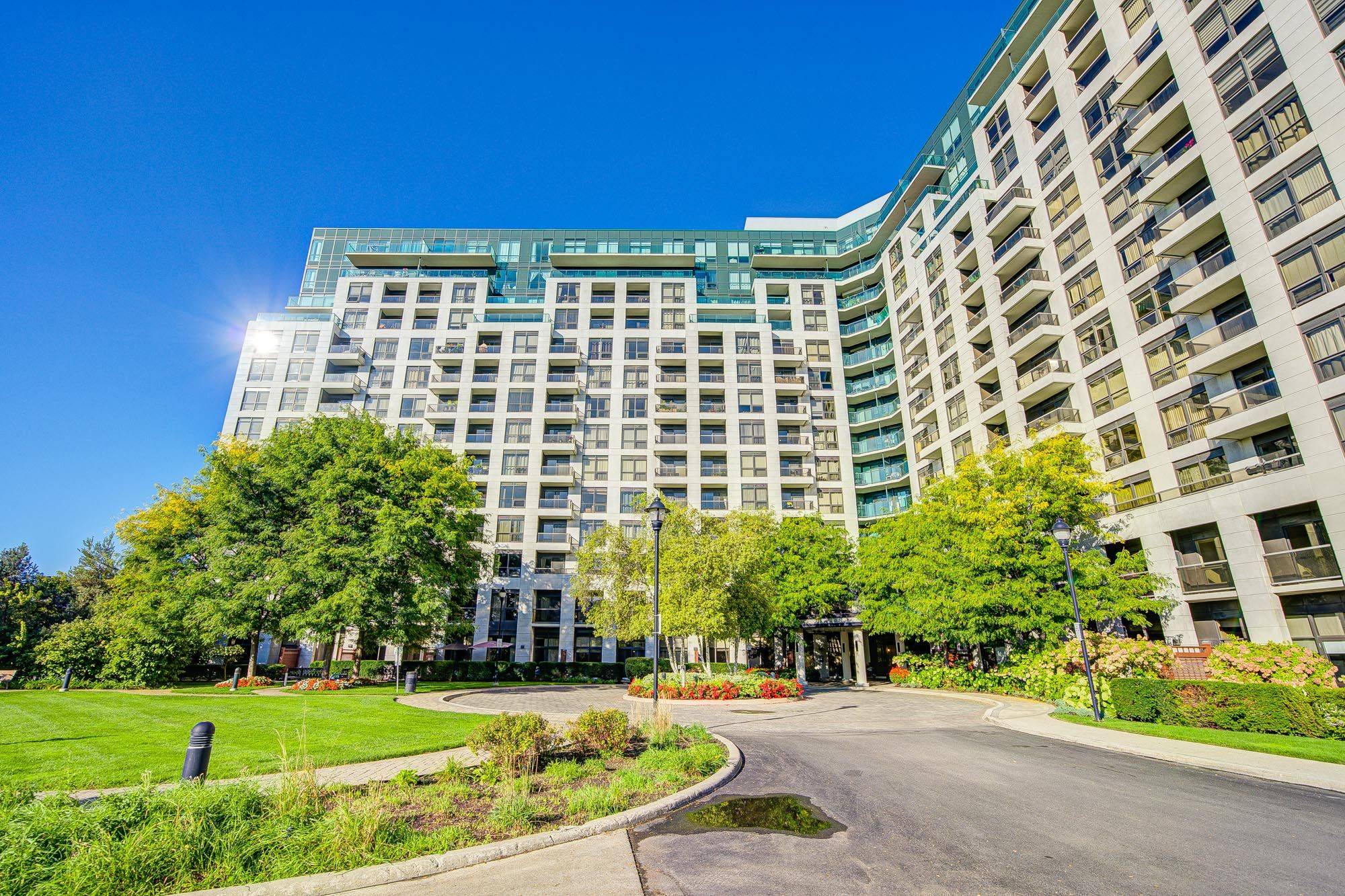 Richmond Hill, ON L4C 0T3,18 Harding BLVD #308