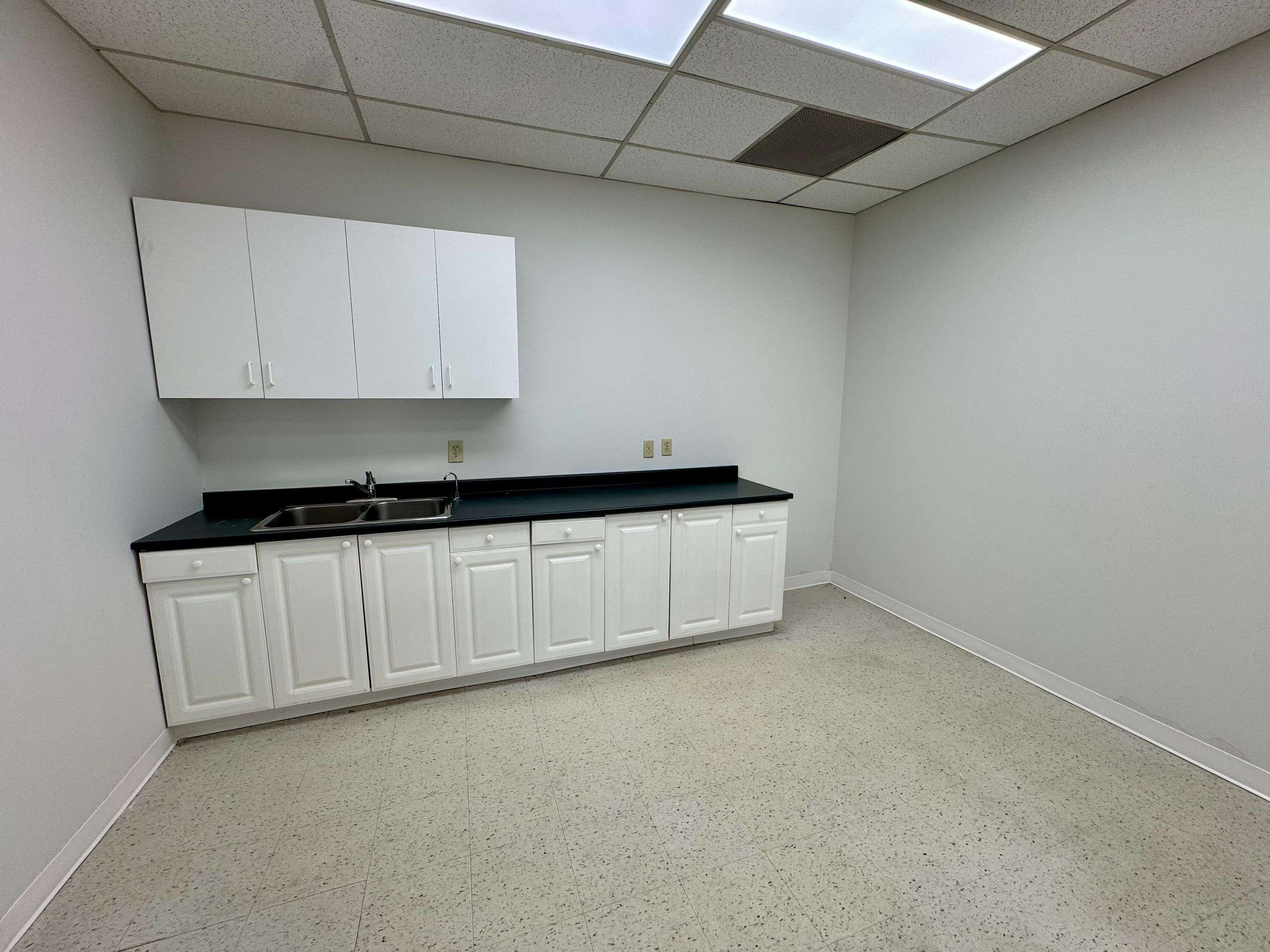 Mississauga, ON L4Z 2E5,400-450 Matheson BLVD E #Unit 14-16