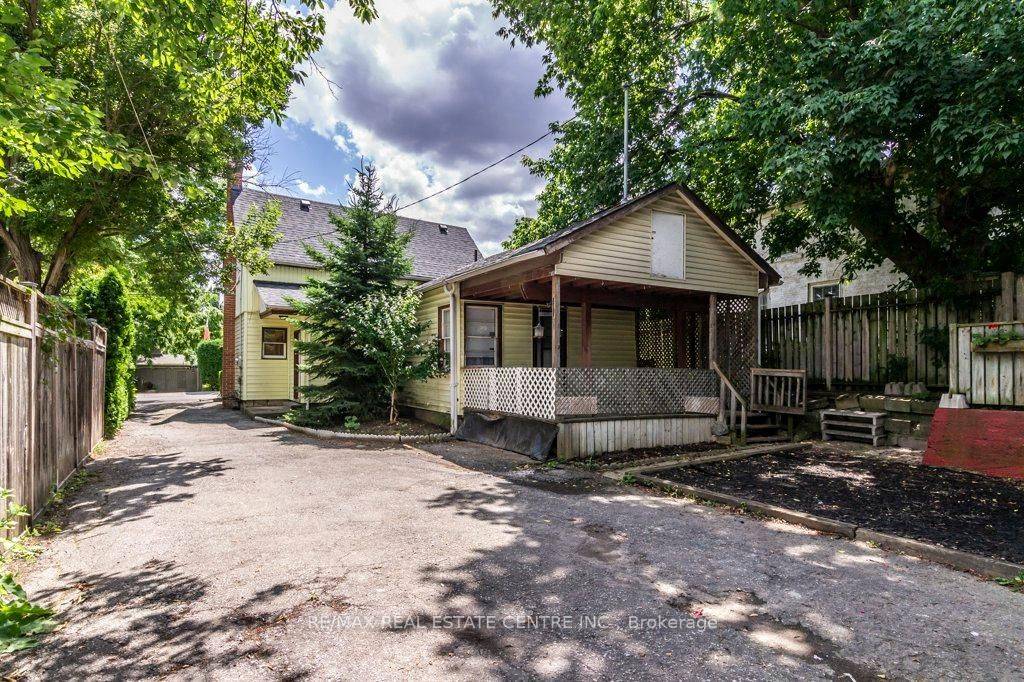 Milton, ON L9T 1K3,215-217 Queen ST