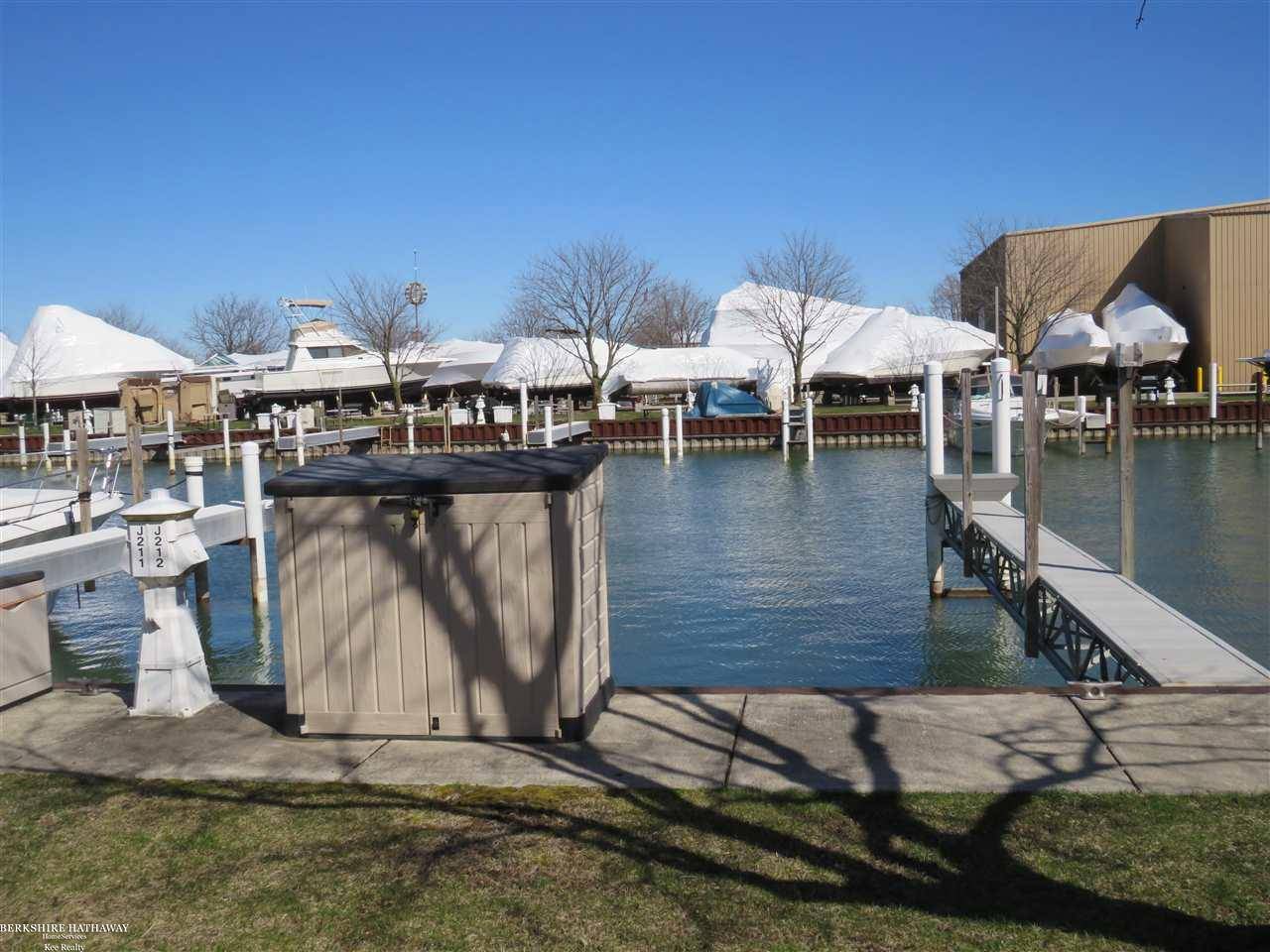 Harrison Twp, MI 48045,41700 Conger Bay J-212