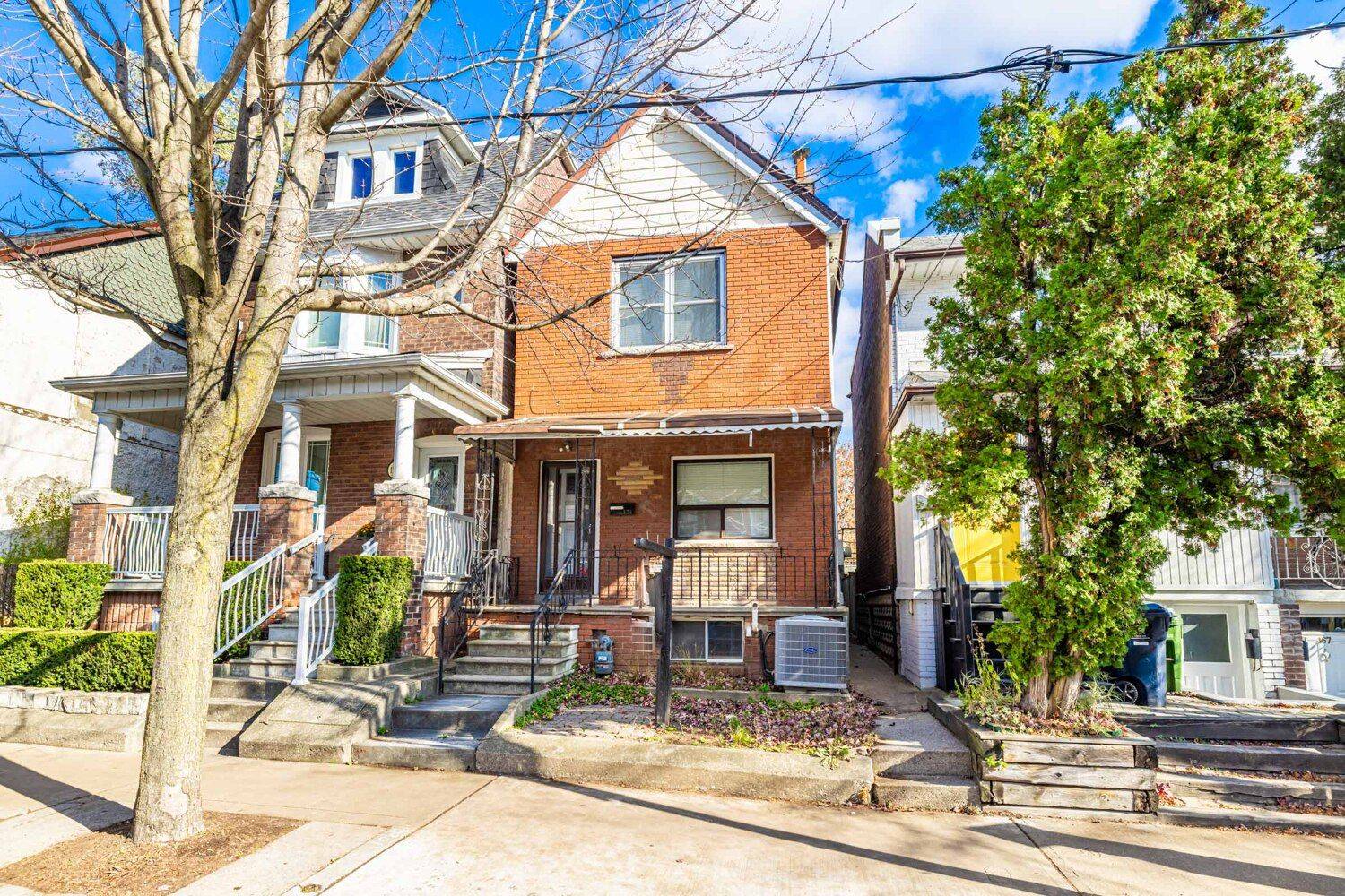 Toronto C02, ON M6G 3B3,171 Christie ST #Top Floor