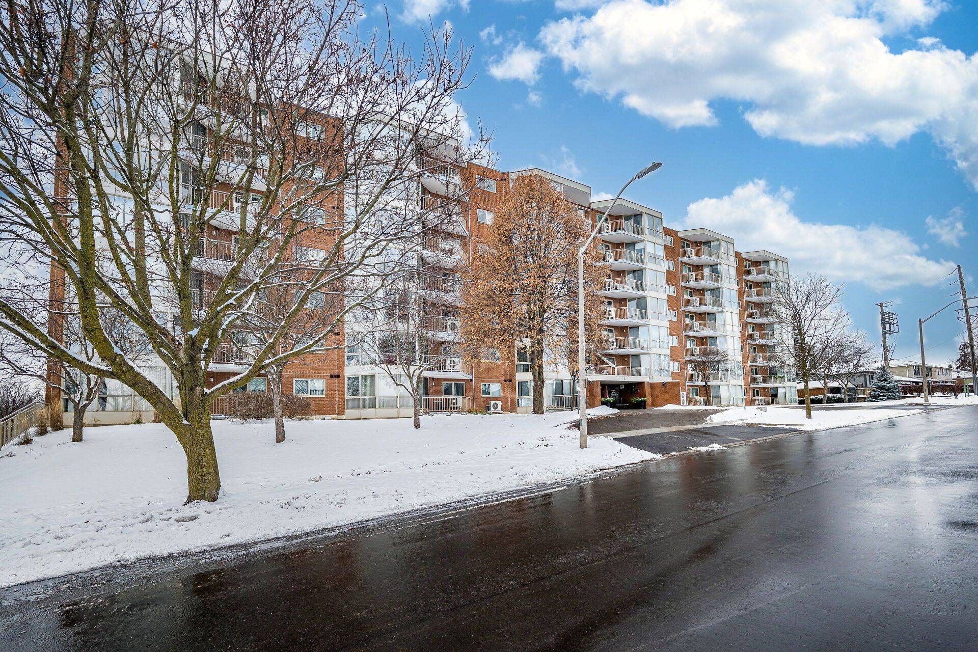 Halton Hills, ON L7G 5G5,26 Hall RD #306