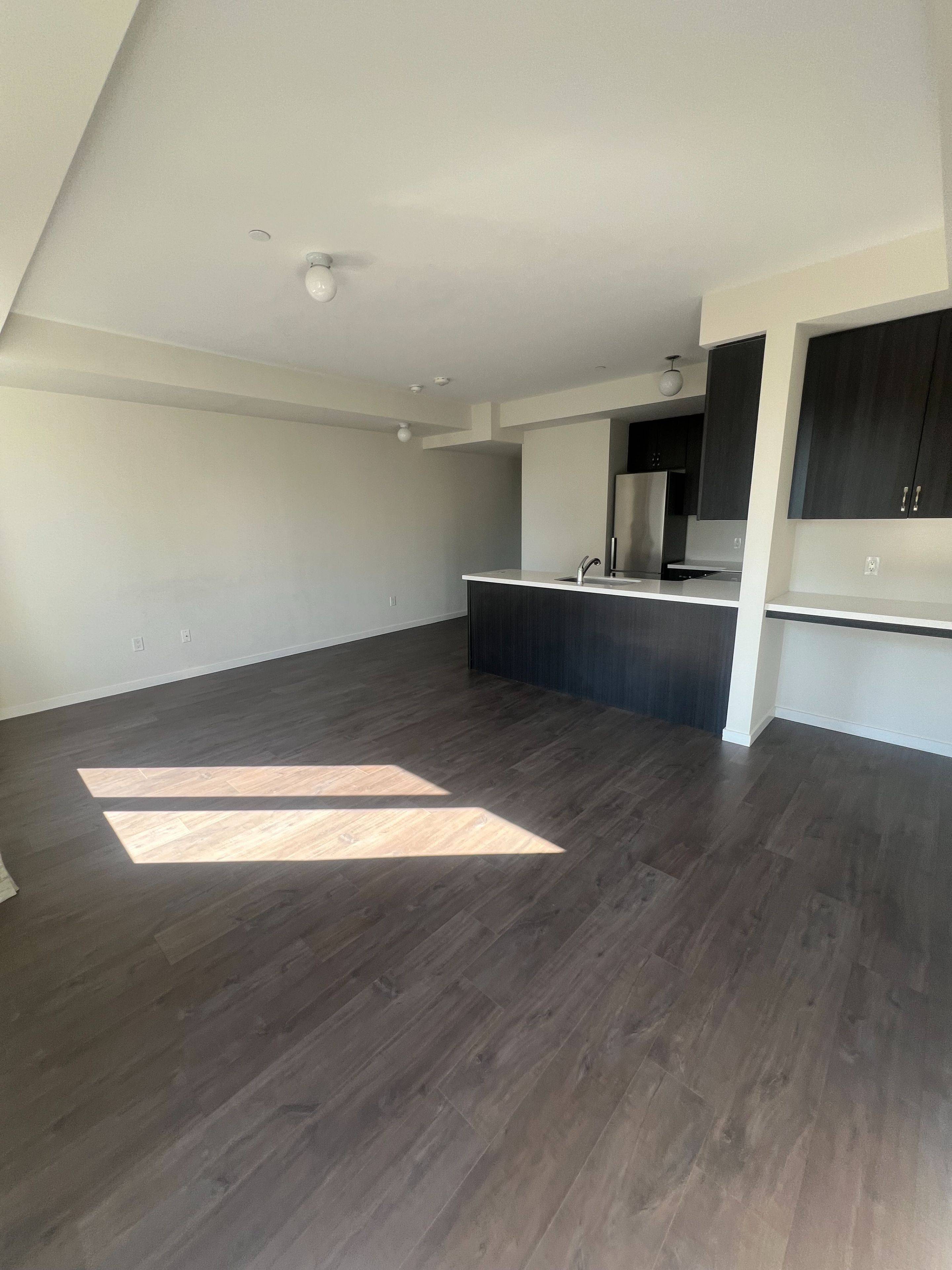 Aurora, ON L4G 3G5,200 Alex Gardner CIR #34