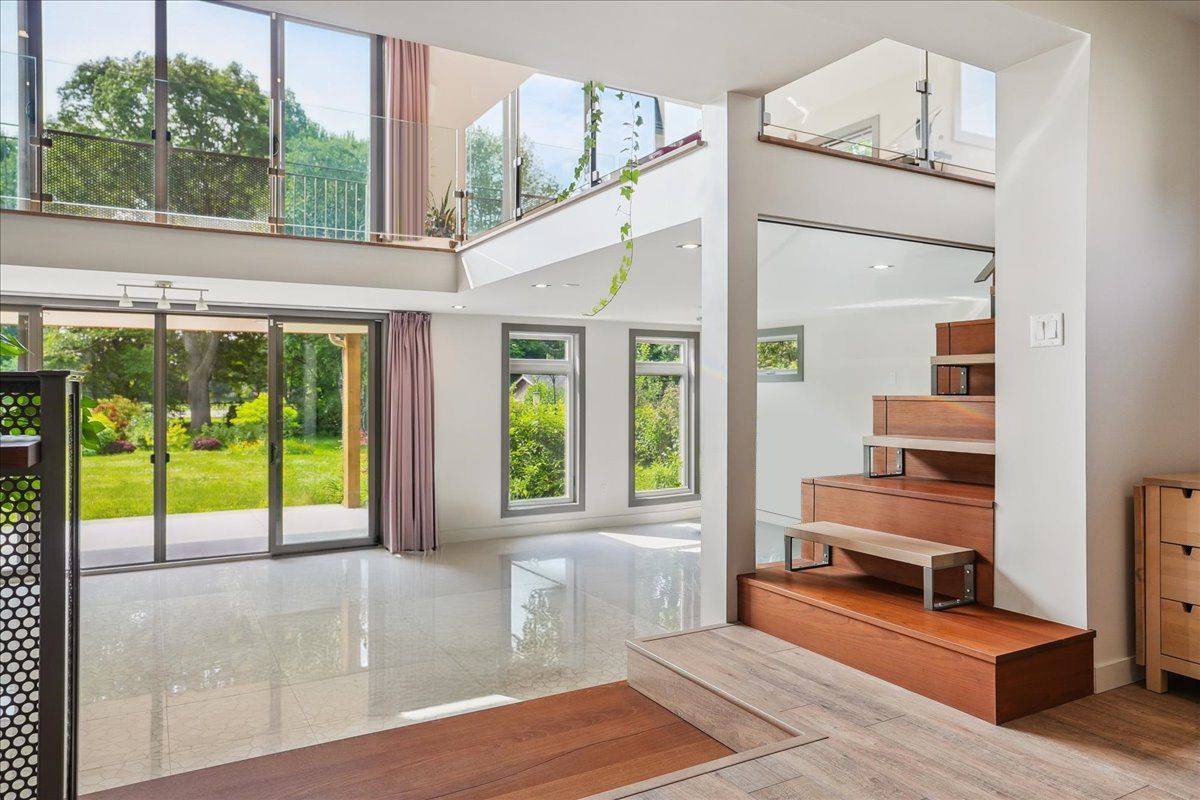 Burlington, ON L7T 2R7,704 Cedar AVE