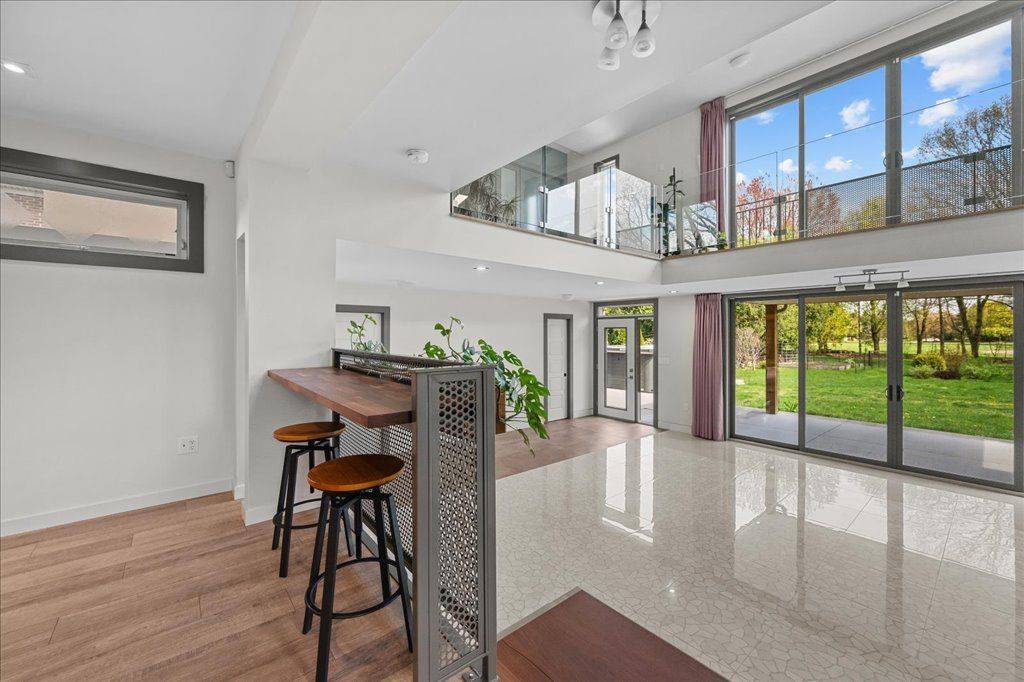 Burlington, ON L7T 2R7,704 Cedar AVE