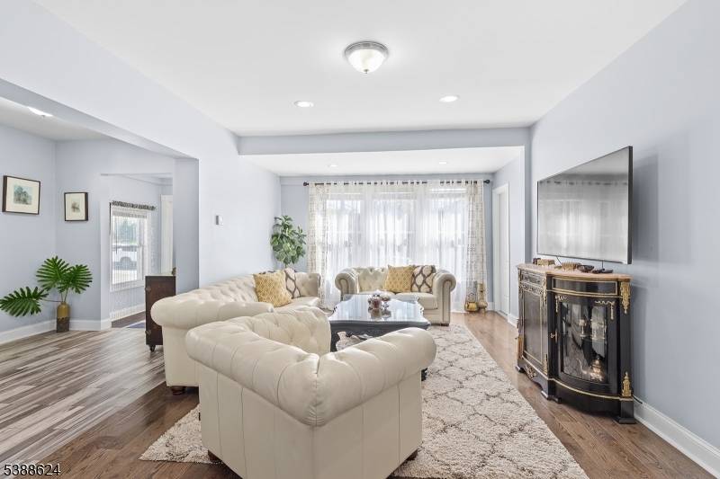 Ridgefield Park Village, NJ 07660,22 Euclid Ave