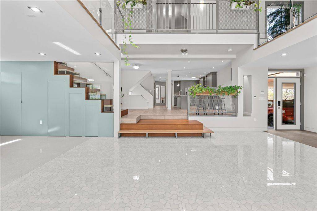 Burlington, ON L7T 2R7,704 Cedar AVE