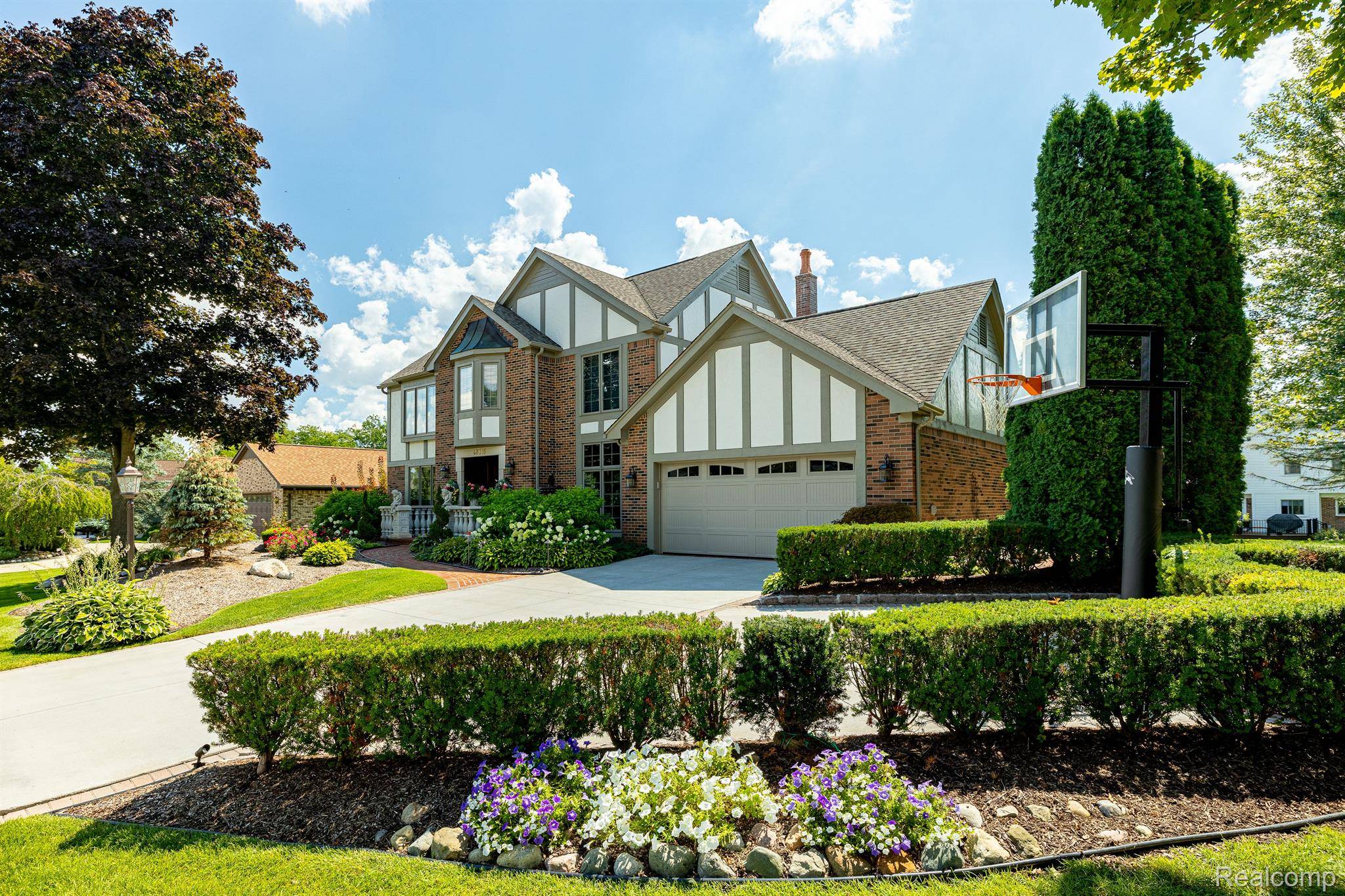 Plymouth, MI 48170,48715 PINEHILL DR