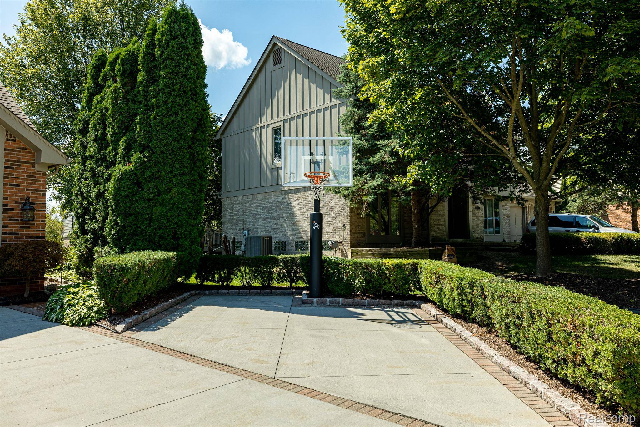 Plymouth, MI 48170,48715 PINEHILL DR