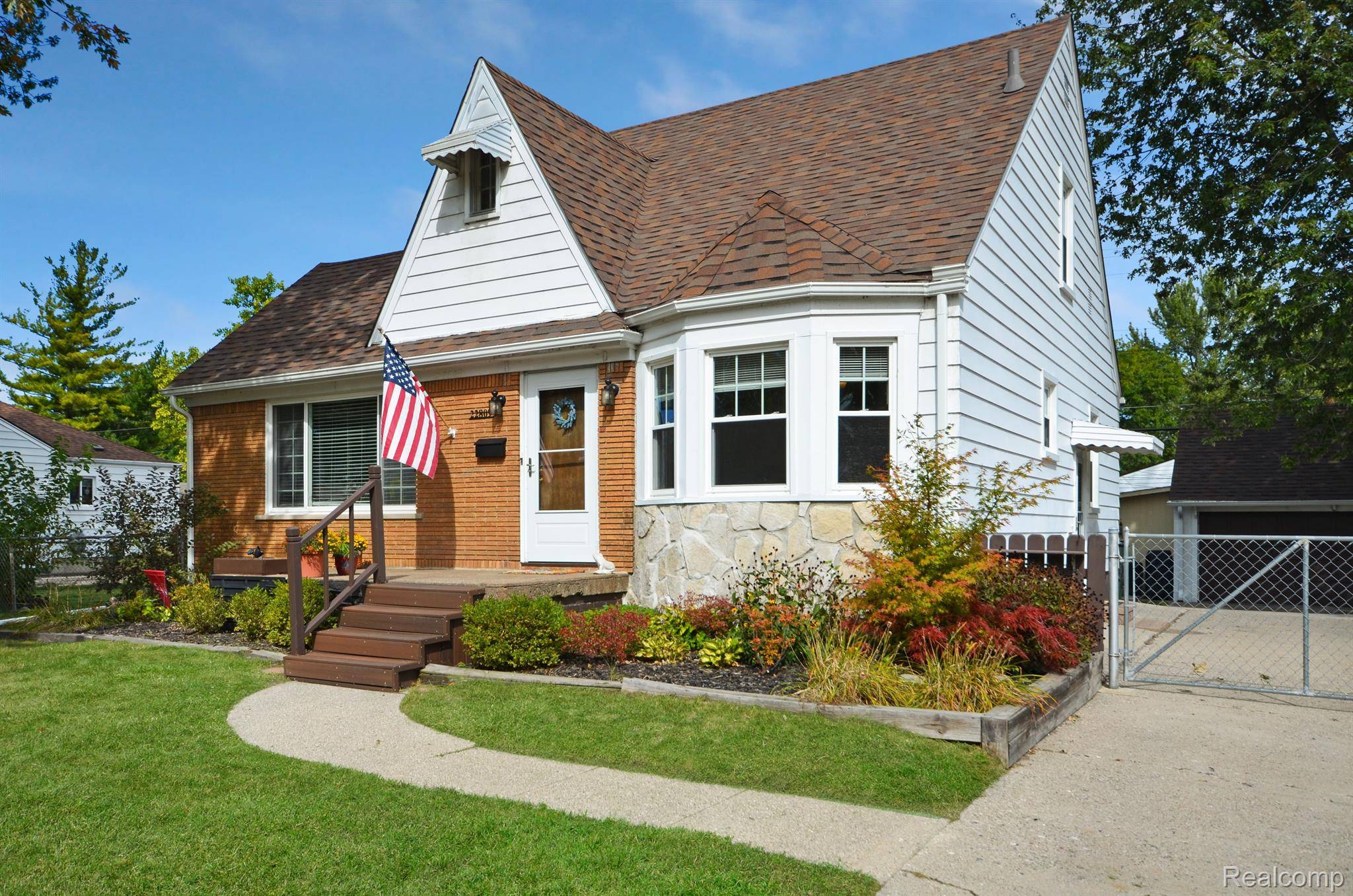 St. Clair Shores, MI 48082,22809 E 13 Mile RD