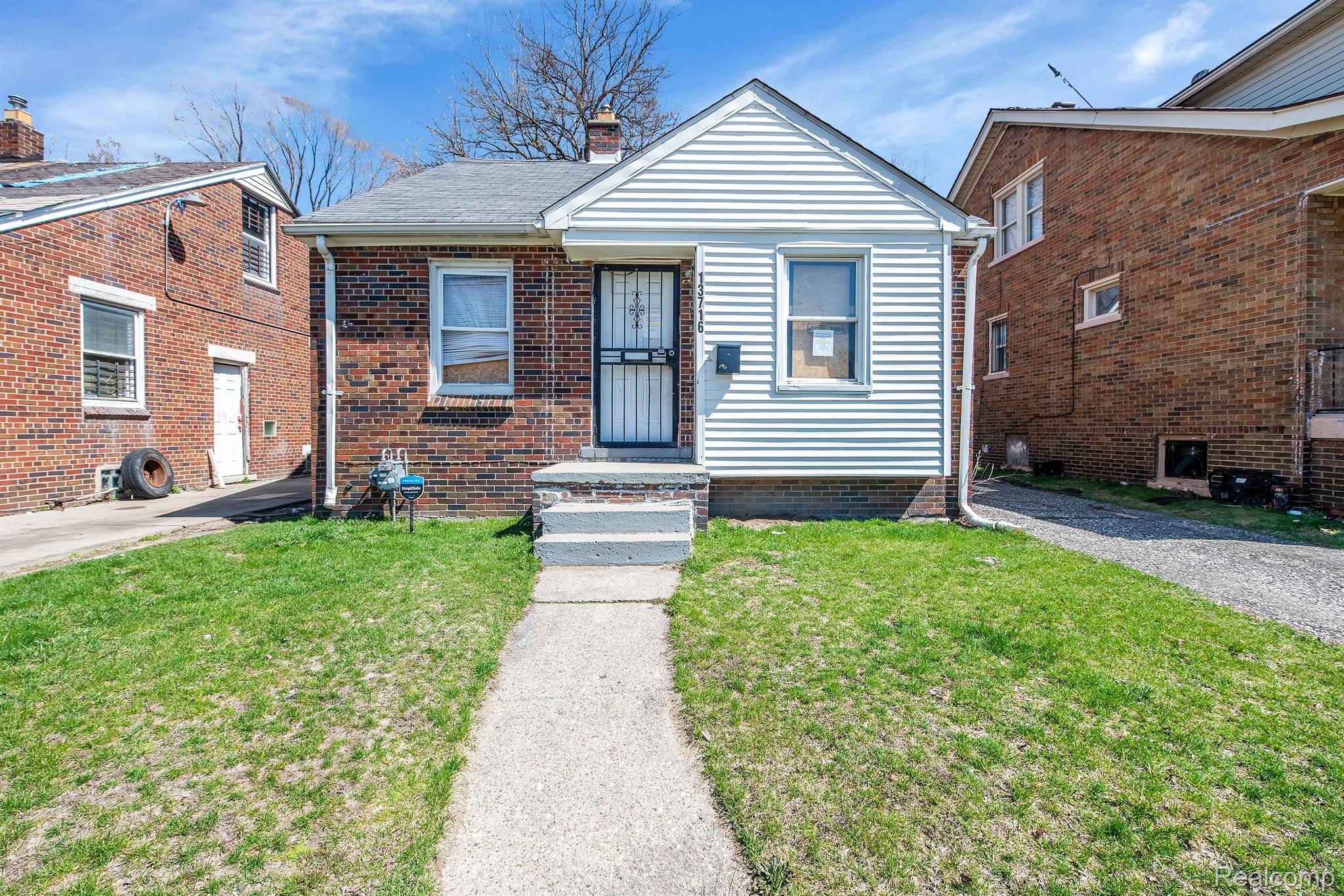 Hamtramck, MI 48212,13716 DWYER ST