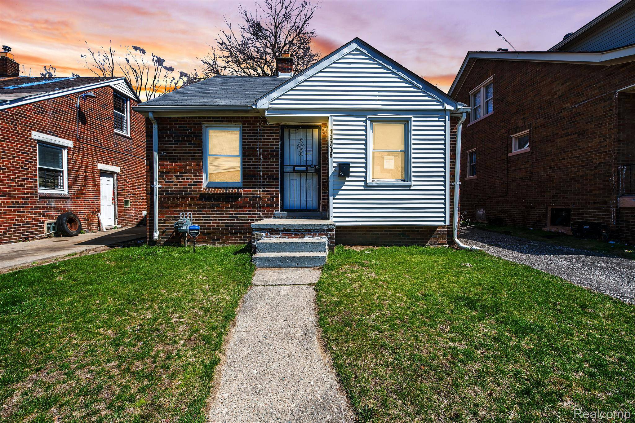 Hamtramck, MI 48212,13716 DWYER ST