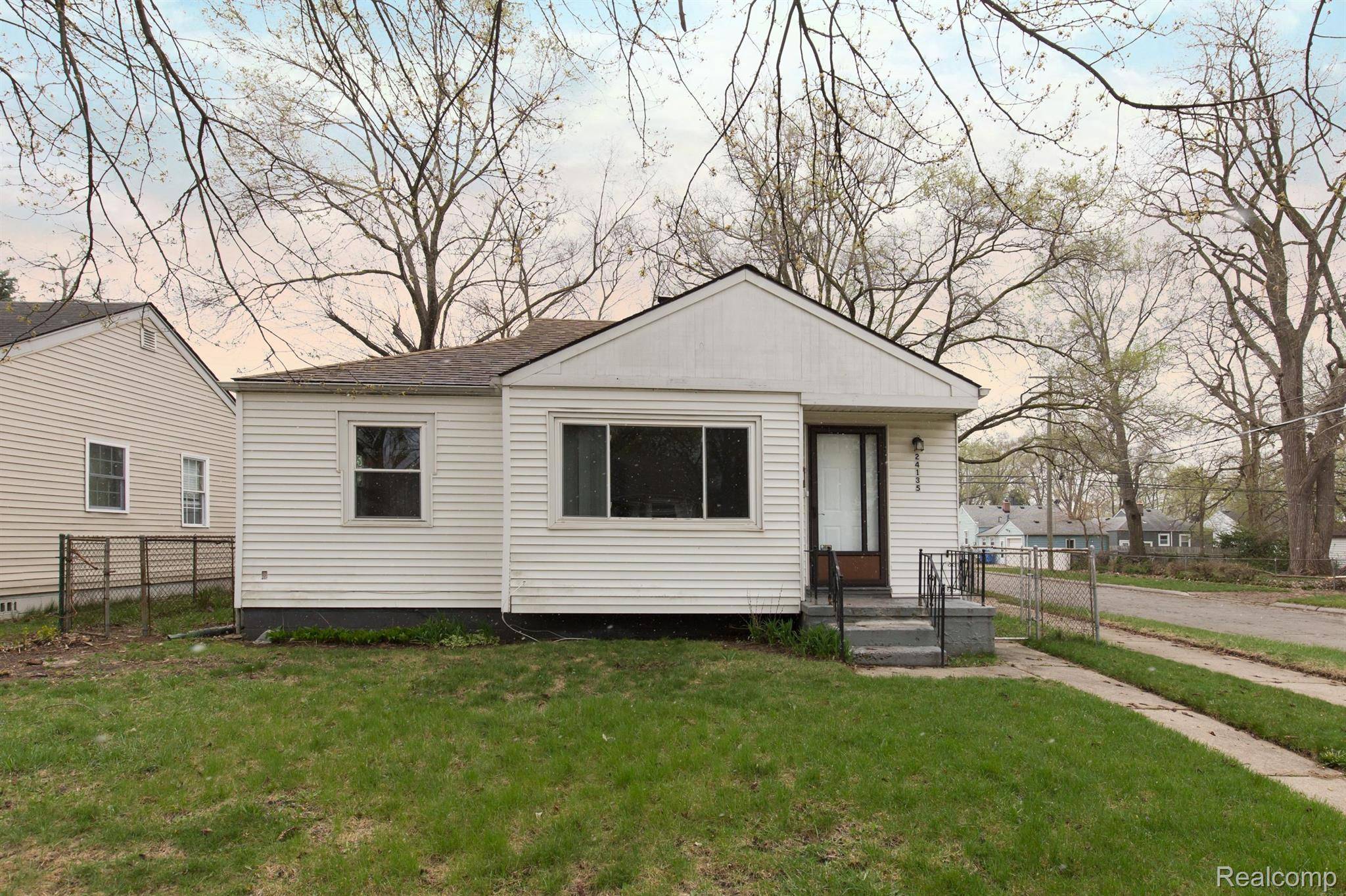 Dearborn Heights, MI 48125,24135 HOPKINS ST