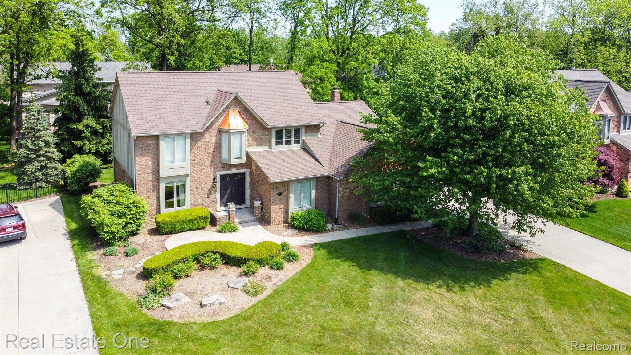 Rochester Hills, MI 48309,594 SHELLBOURNE DR