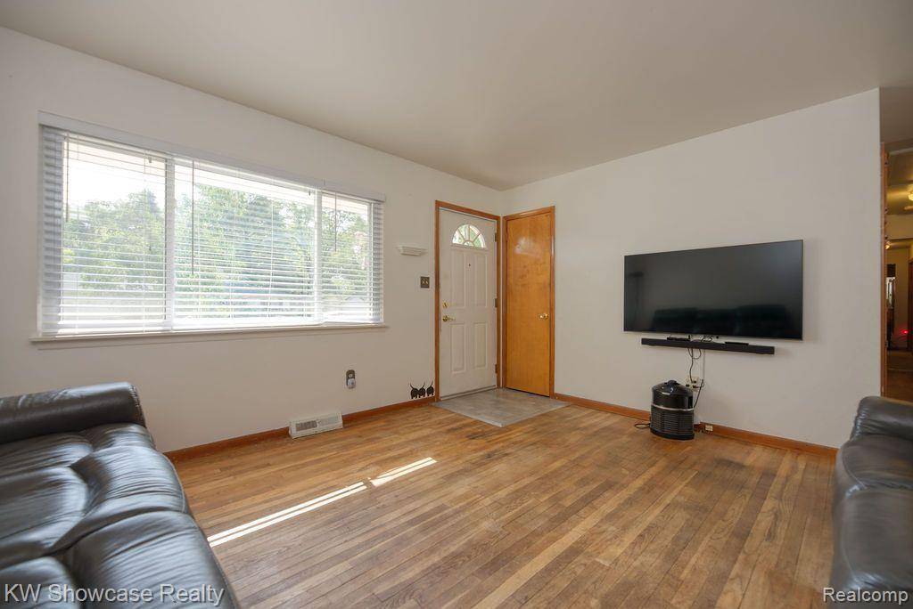 Wixom, MI 48393,2195 ARBOR AVE