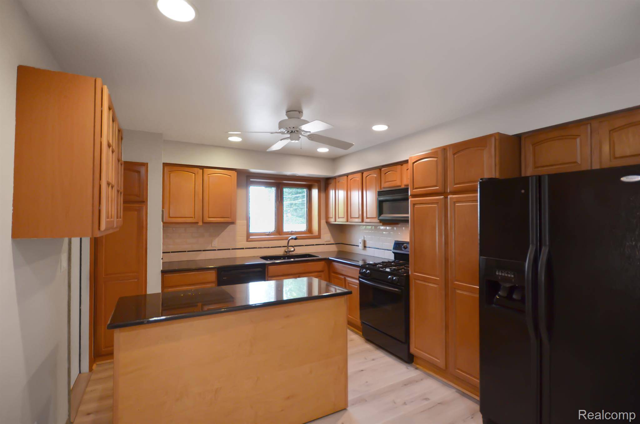 Sterling Heights, MI 48312,8844 Dill DR