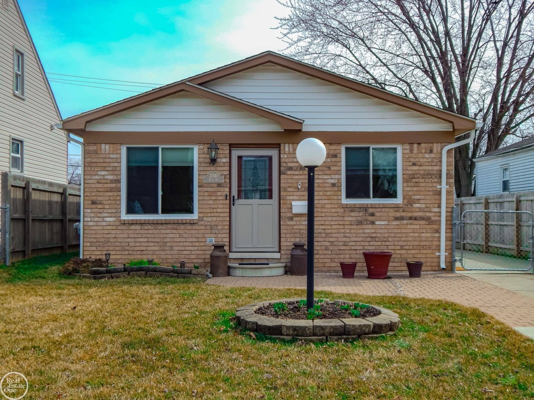 Eastpointe, MI 48021,22140 Rein