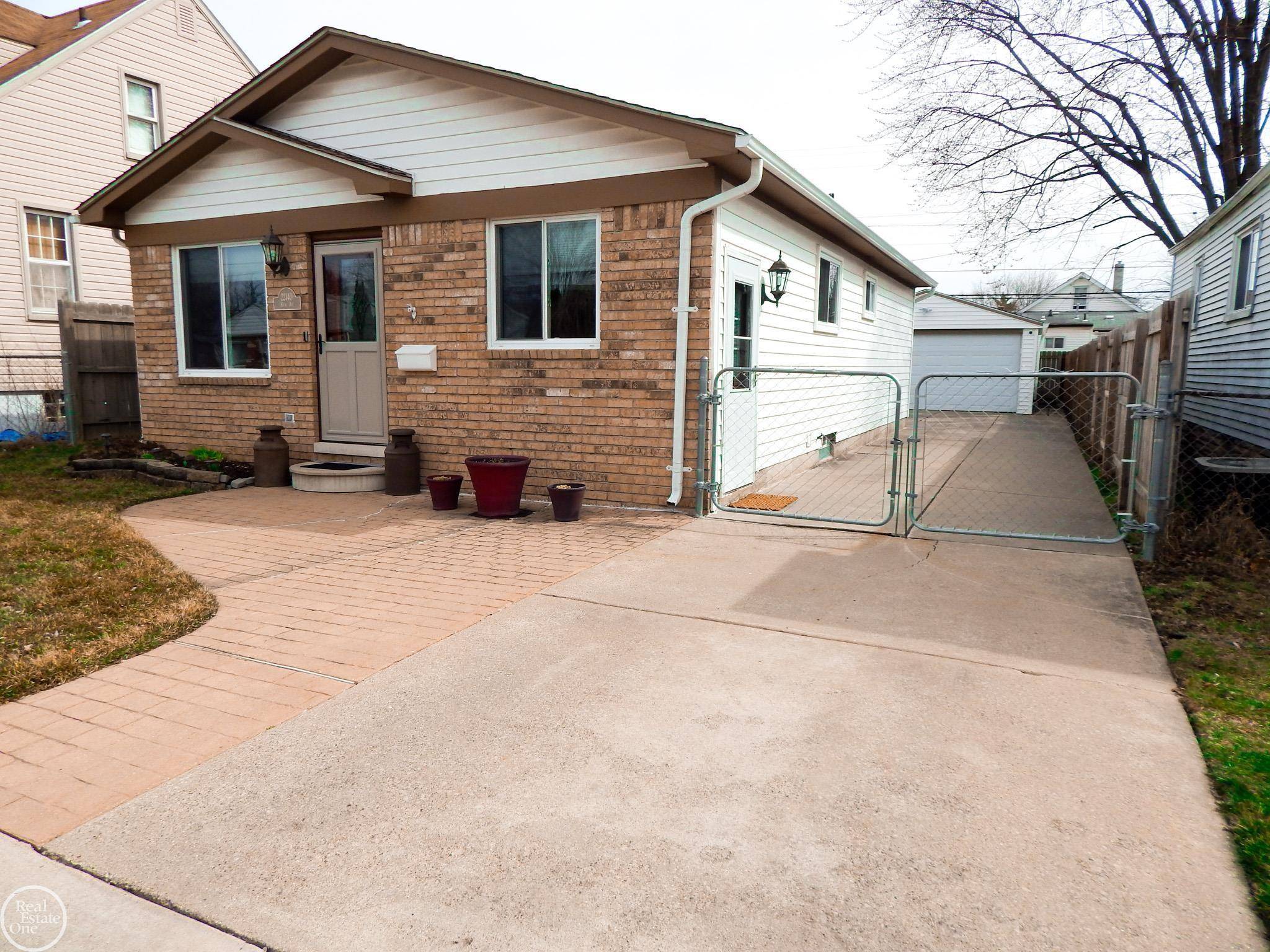 Eastpointe, MI 48021,22140 Rein