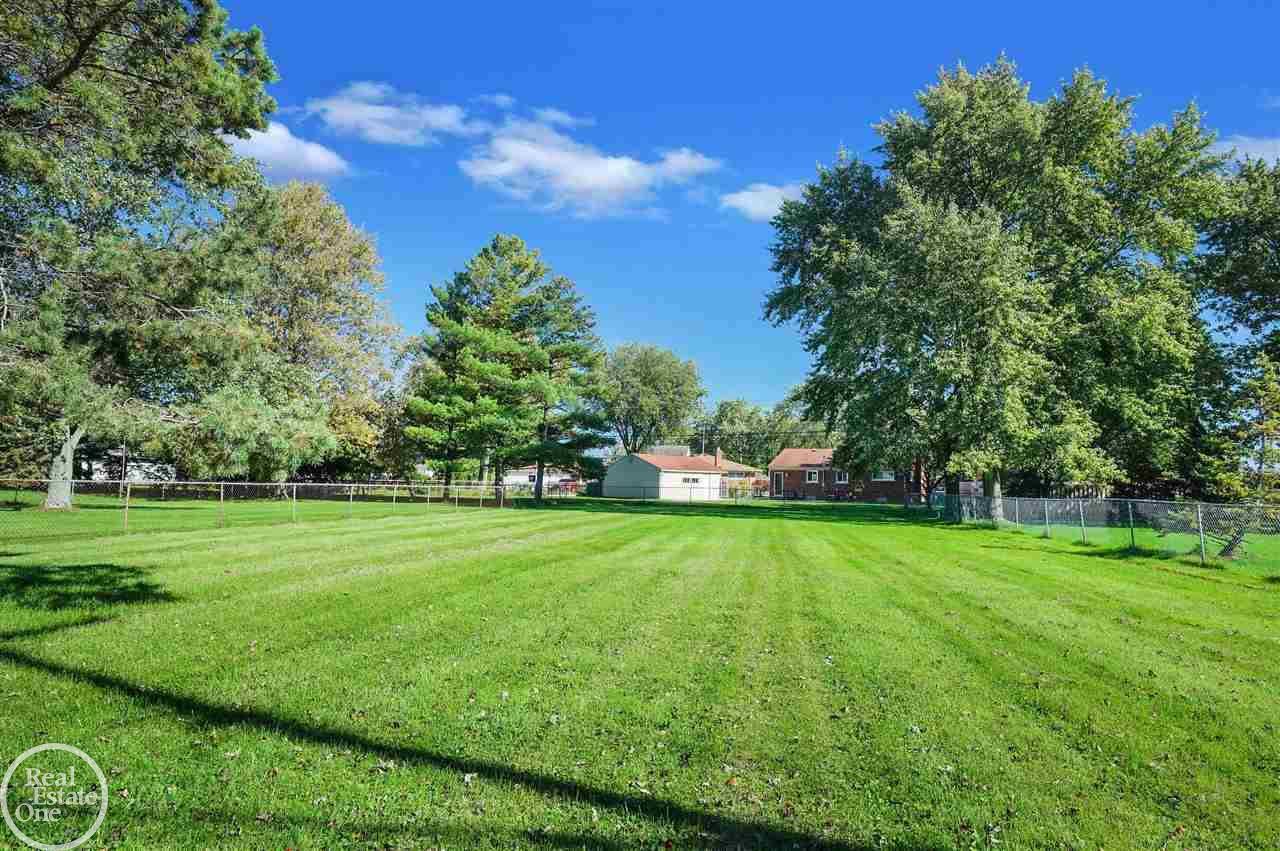 Saint Clair Shores, MI 48081,27820 Manhattan