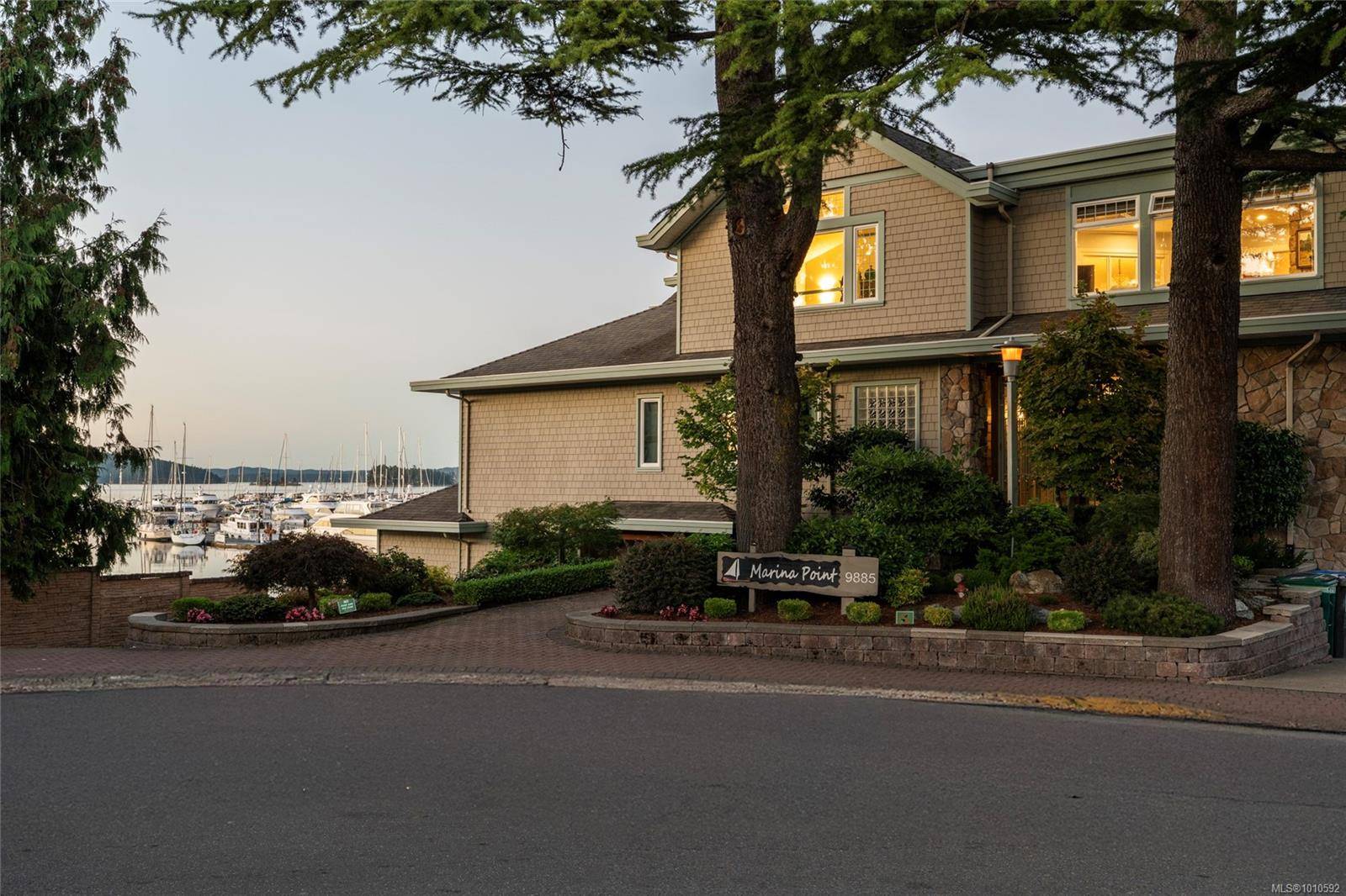 Sidney, BC V8L 3C7,9885 Second St #4