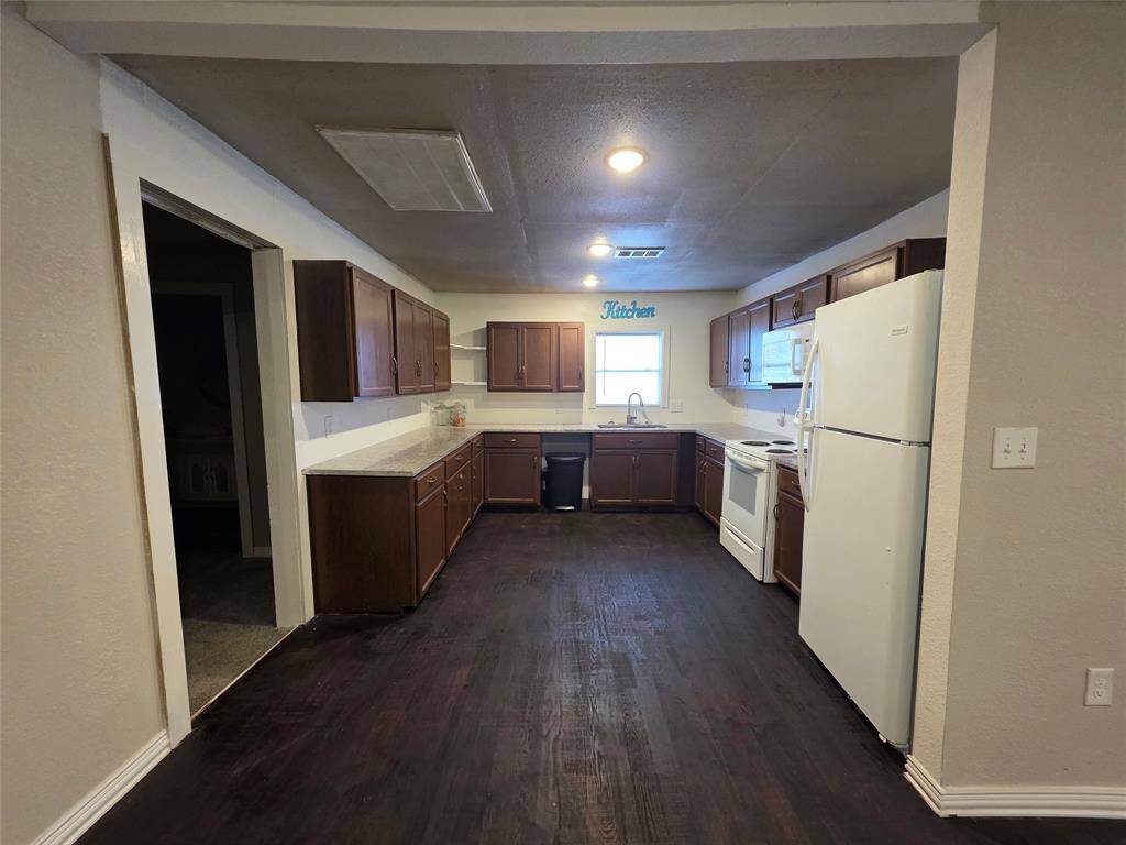 Mexia, TX 76667,409 E Houston Street