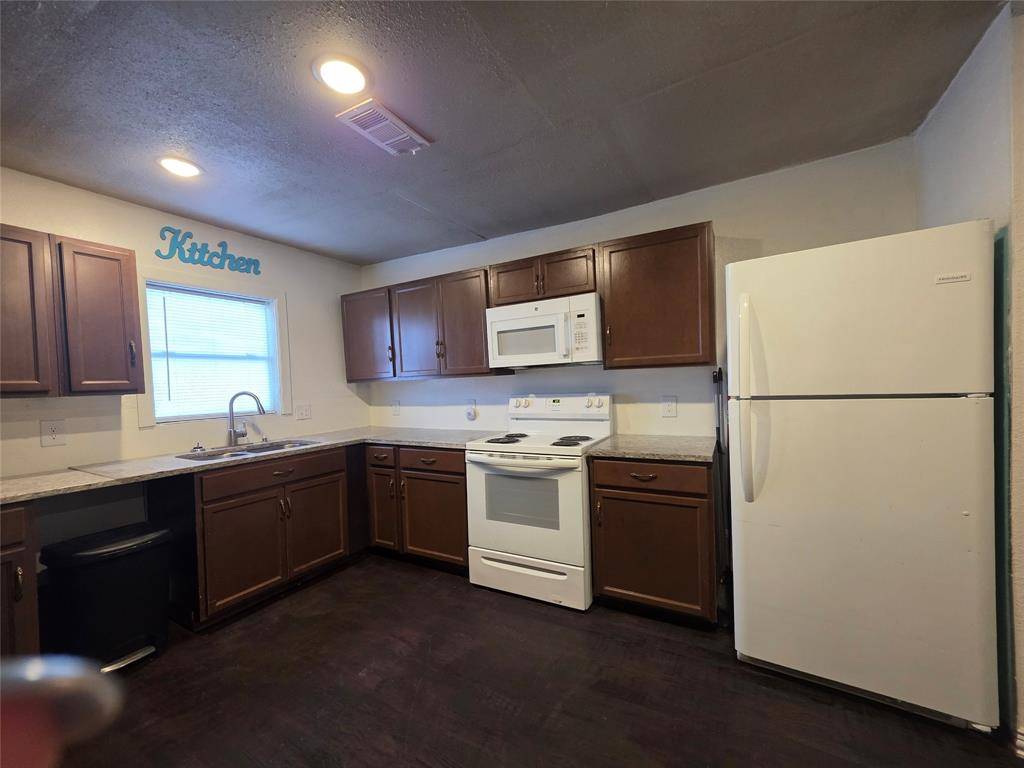 Mexia, TX 76667,409 E Houston Street