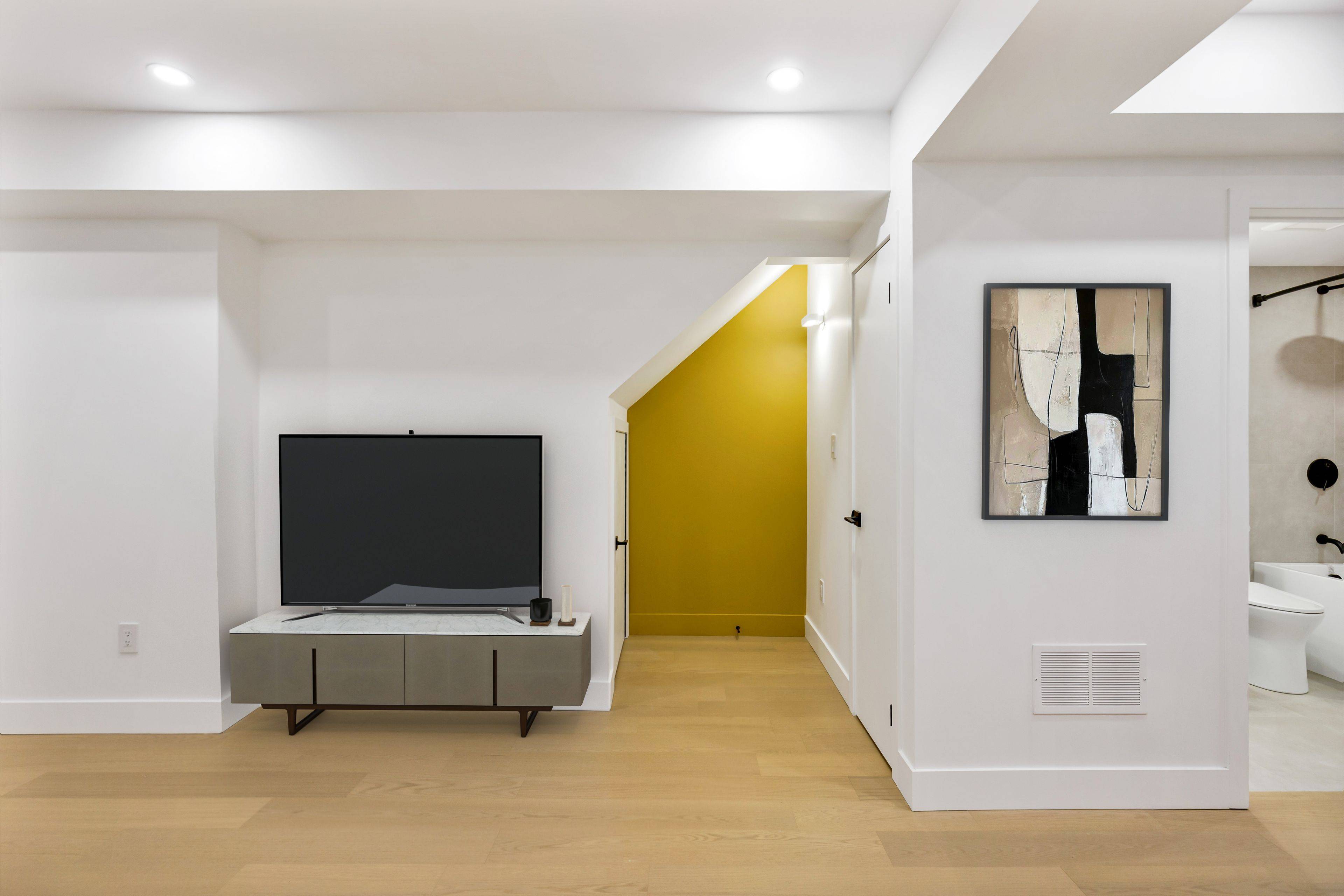 Toronto E01, ON M4J 3G3,396 Jones AVE #Mainfloor