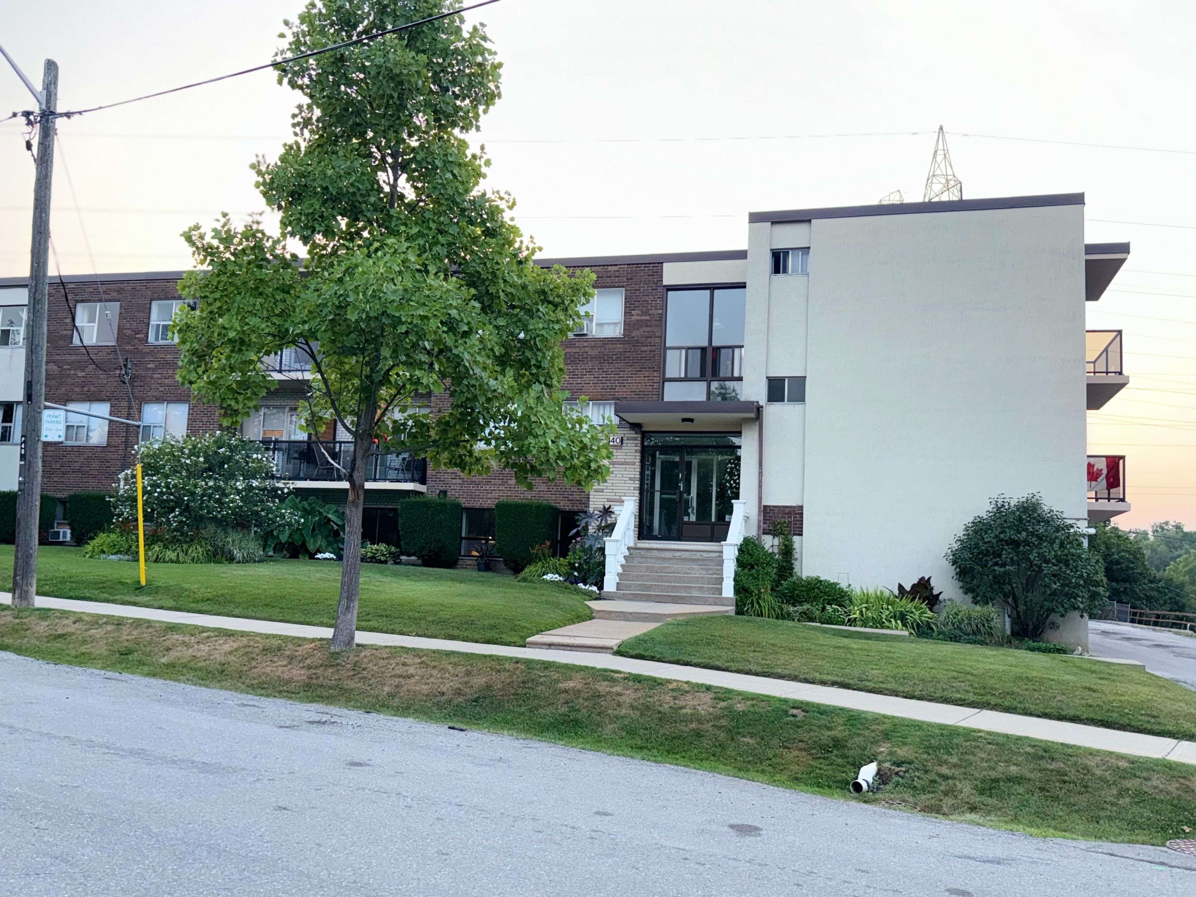 Toronto W10, ON M9W 3Y2,40 Torbolton DR #2