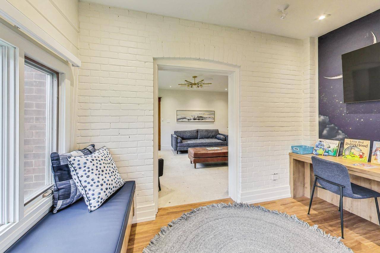 Barrie, ON L4M 1H5,123 Collier ST