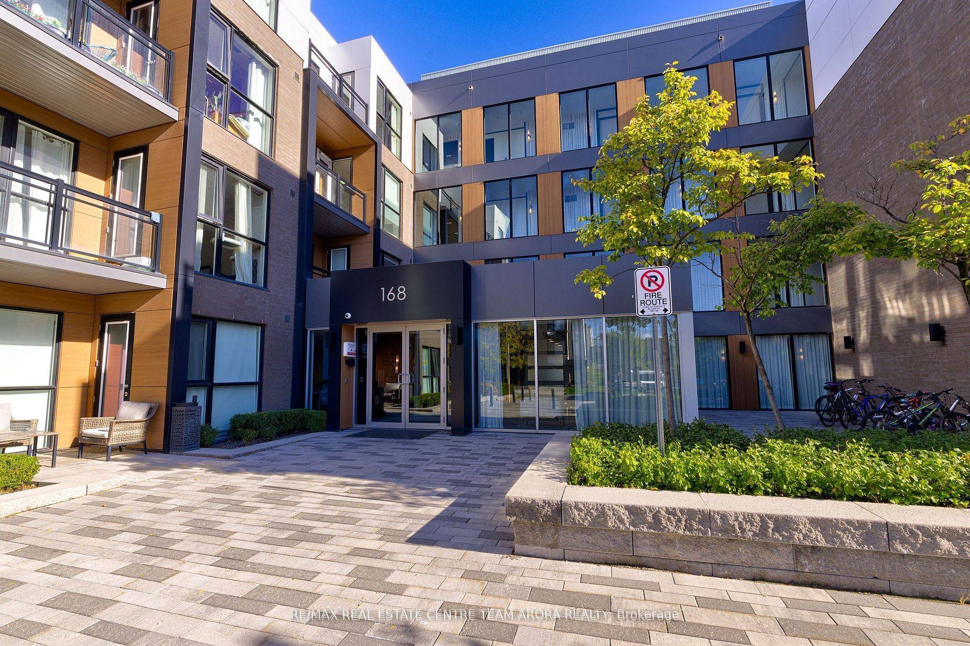 Oakville, ON L6H 0W5,168 Sabina DR #212