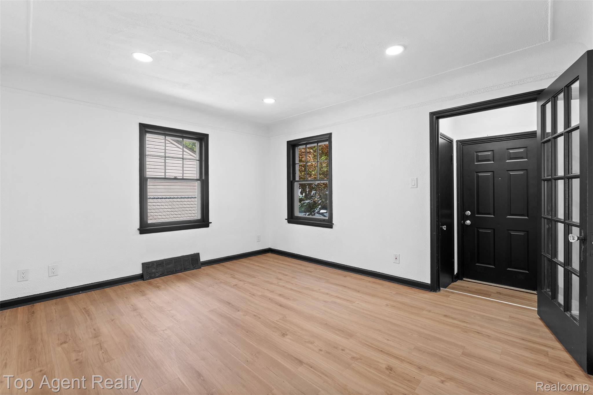 Harper Woods, MI 48225,18580 Washtenaw ST