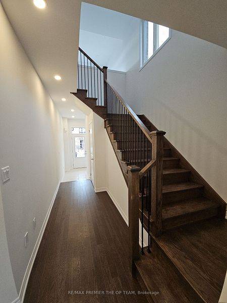 Barrie, ON L9J 0B7,5 Abbey CRES